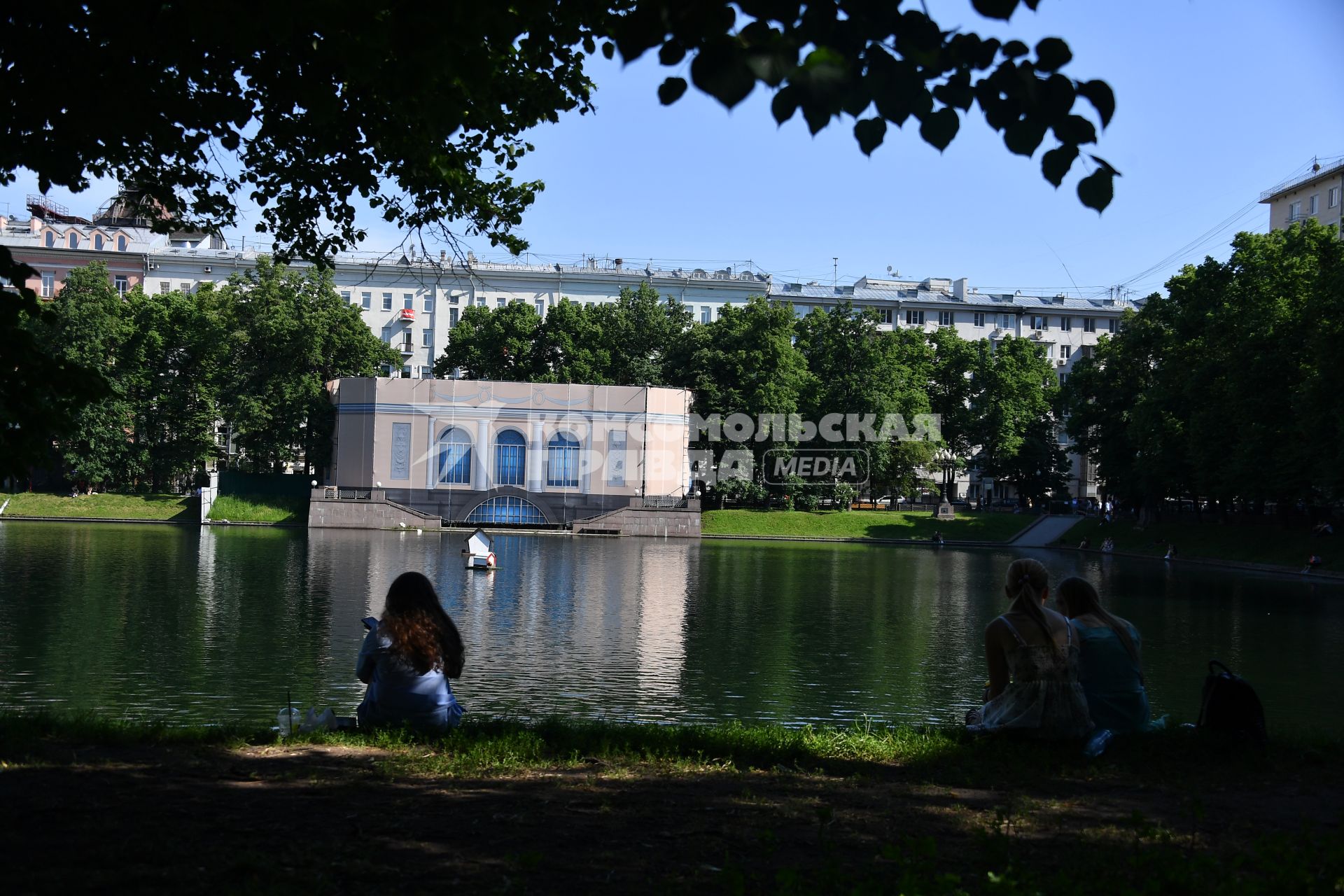 Москва. Девушка на Патриарших прудах.