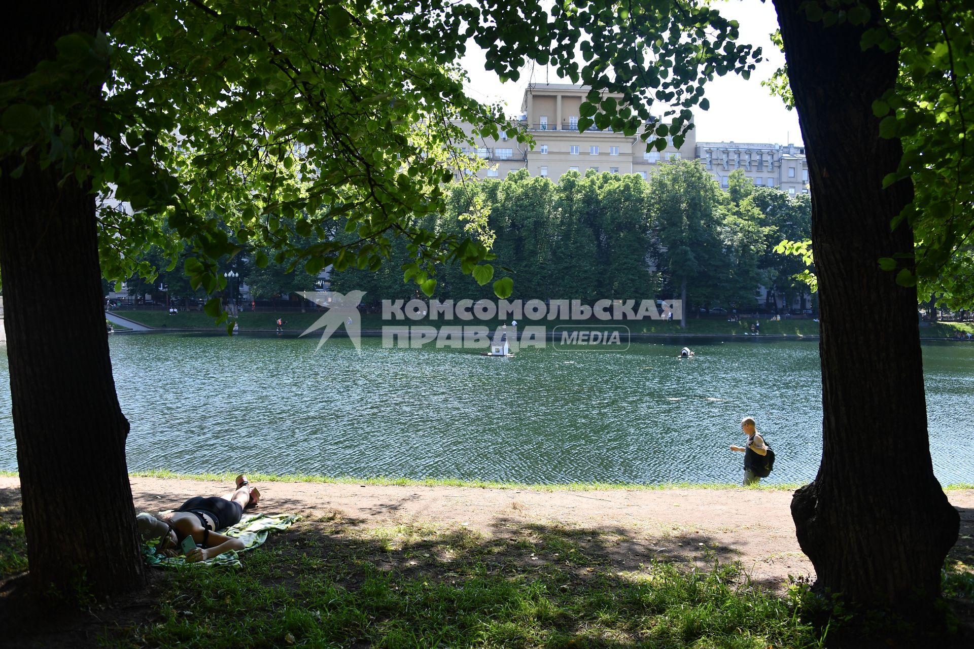 Москва. Горожане отдыхают на Патриарших прудах.