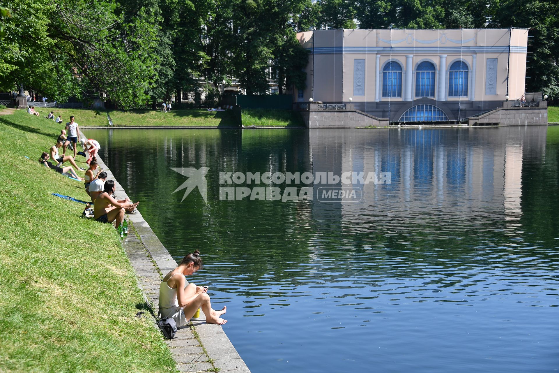 Москва. Горожане загорают на Патриарших прудах.