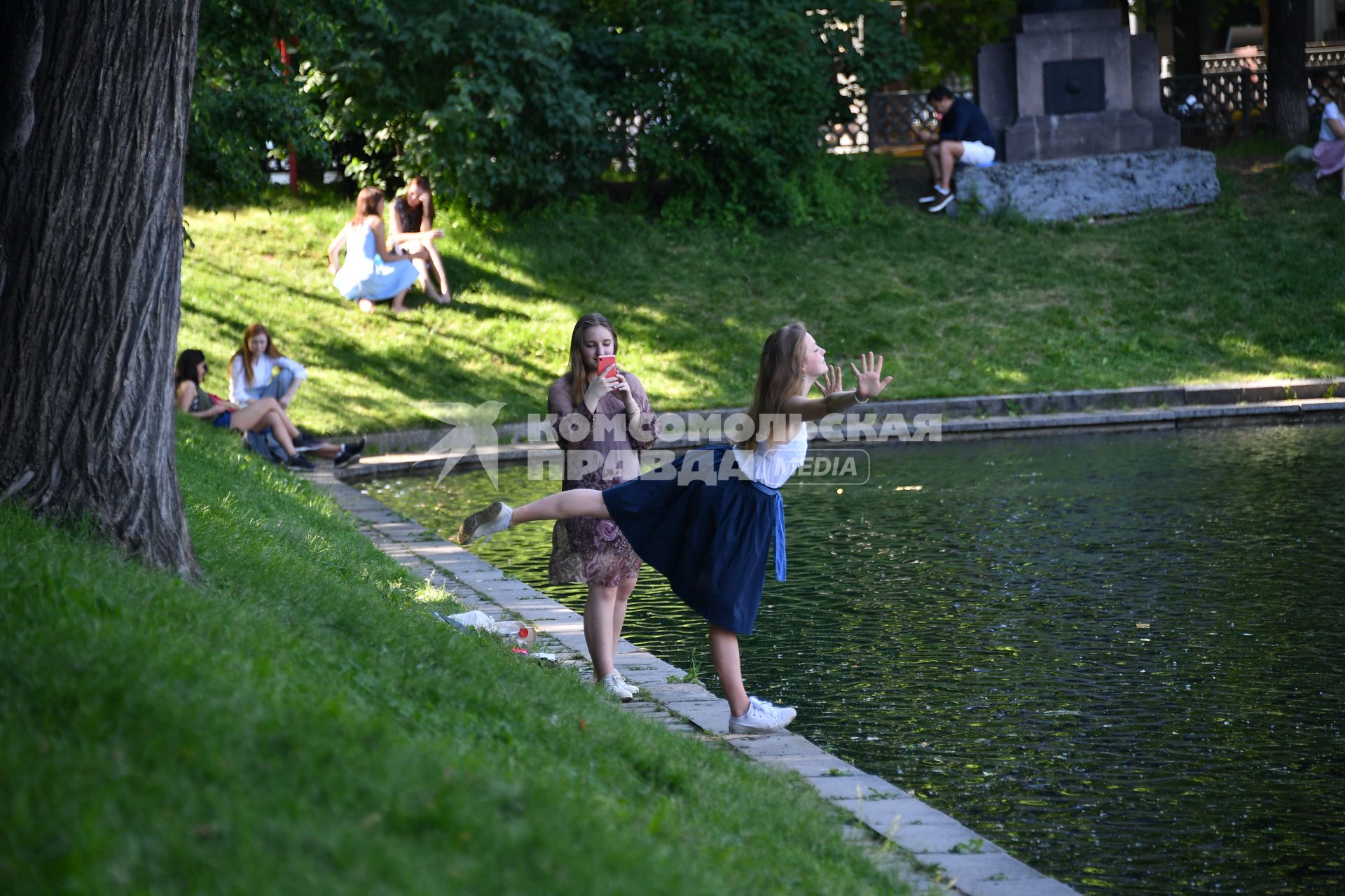 Москва. Горожане отдыхают на Патриарших прудах.