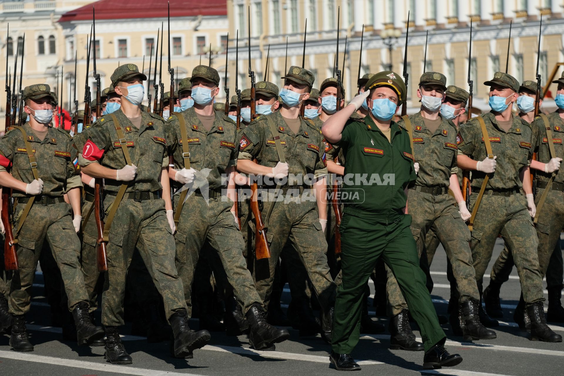 Санкт-Петербург. Военнослужащие Западного военного округа во время пешей  репетиции парада в честь 75-летия Победы в Великой Отечественной войне на Дворцовой площади.