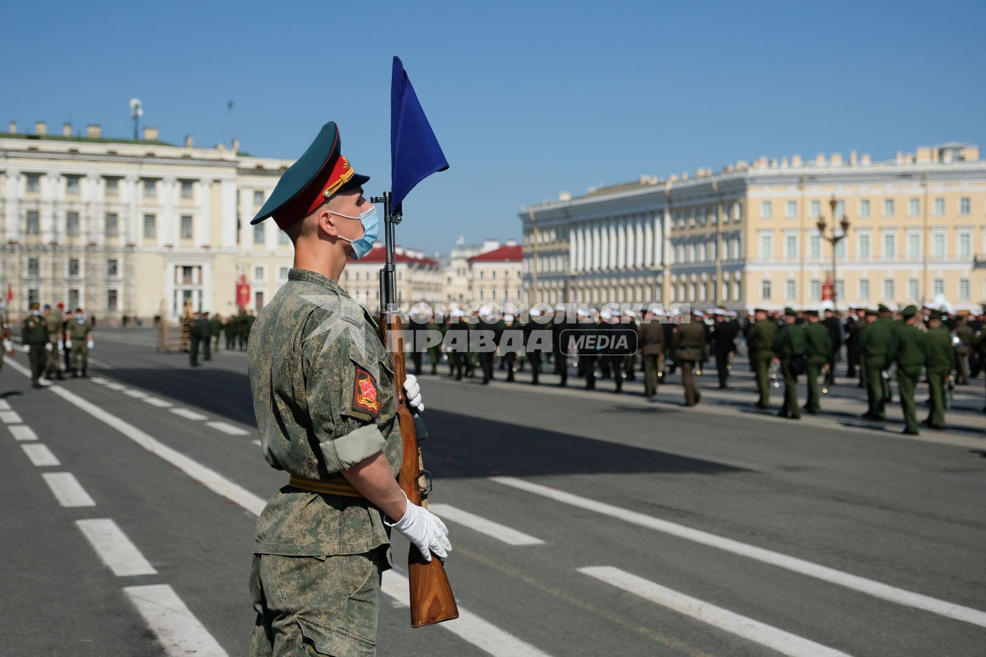 Санкт-Петербург. Военнослужащие Западного военного округа во время пешей  репетиции парада в честь 75-летия Победы в Великой Отечественной войне на Дворцовой площади.