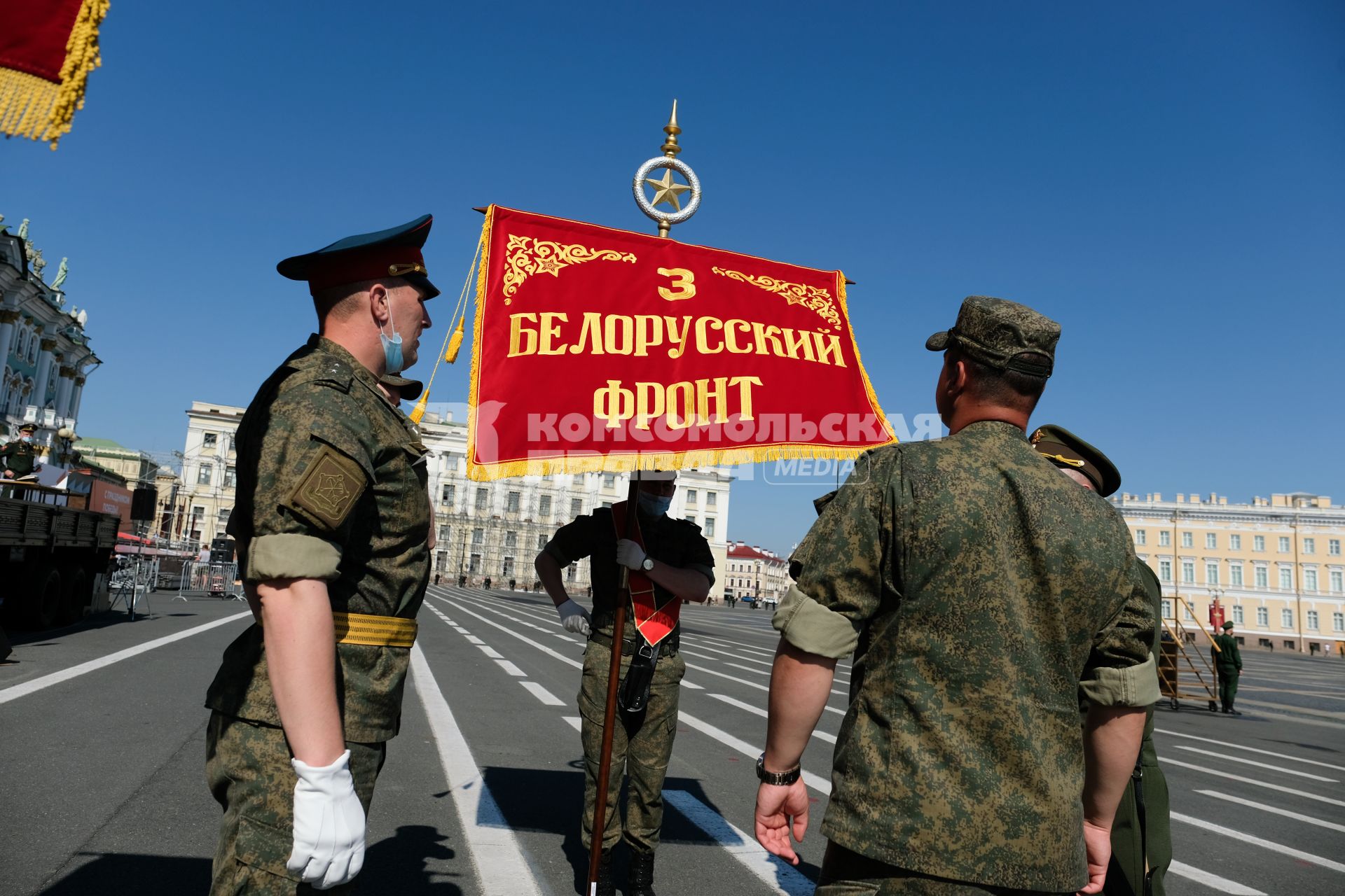 Санкт-Петербург. Военнослужащие Западного военного округа во время пешей  репетиции парада в честь 75-летия Победы в Великой Отечественной войне на Дворцовой площади.