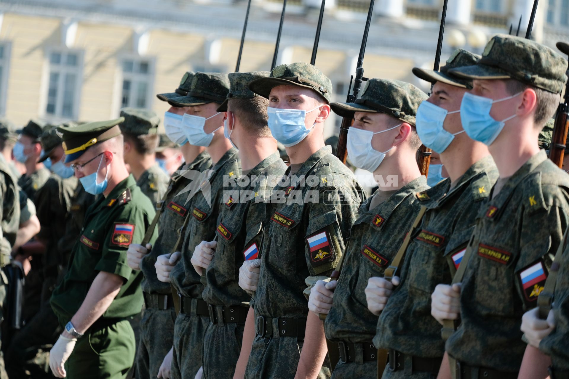 Санкт-Петербург. Военнослужащие Западного военного округа во время пешей  репетиции парада в честь 75-летия Победы в Великой Отечественной войне на Дворцовой площади.