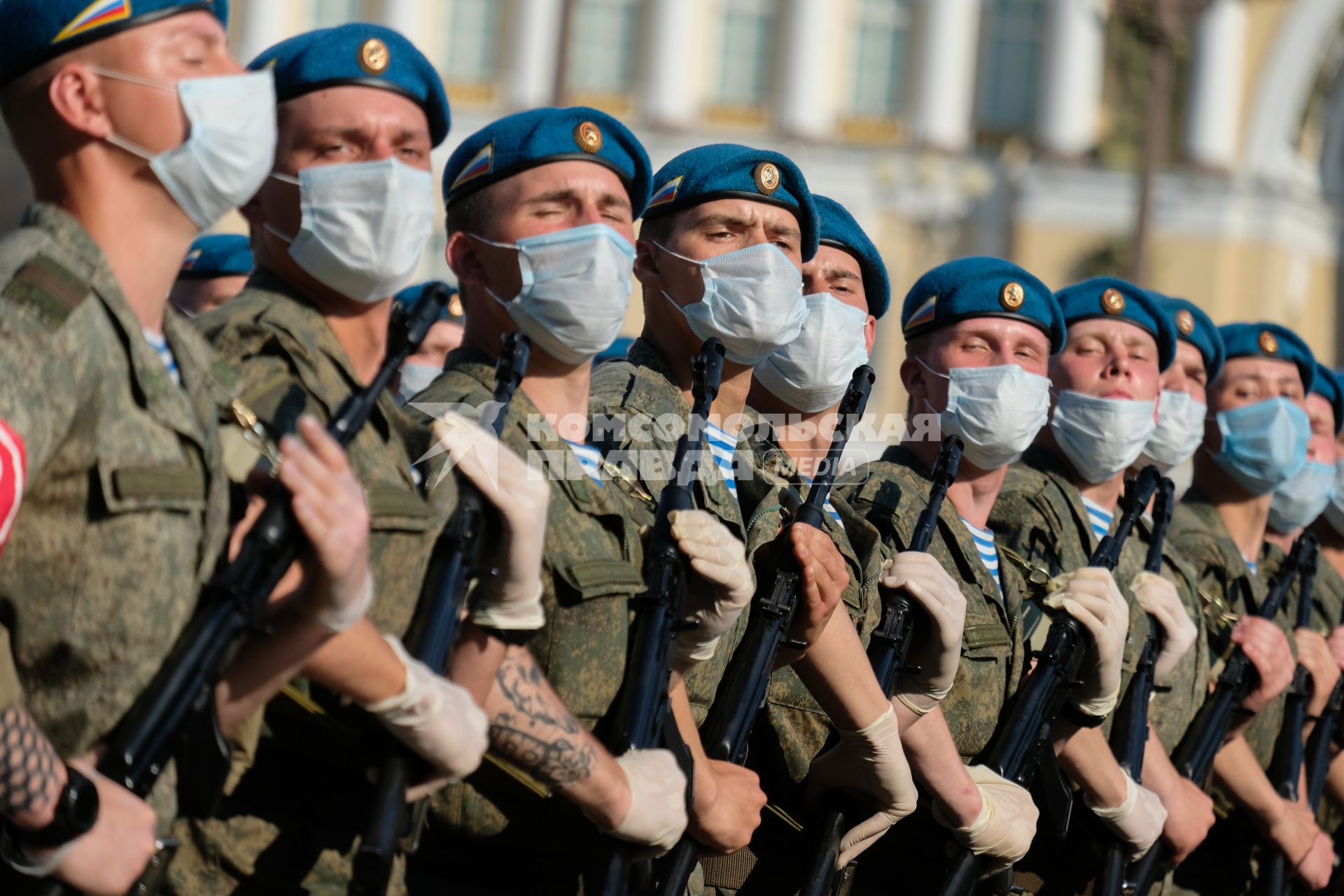 Санкт-Петербург. Военнослужащие Западного военного округа во время пешей  репетиции парада в честь 75-летия Победы в Великой Отечественной войне на Дворцовой площади.