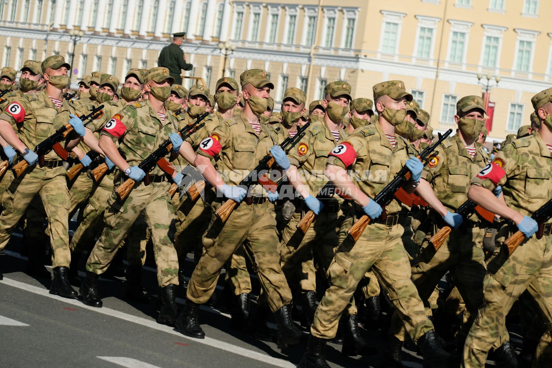 Санкт-Петербург. Военнослужащие Западного военного округа во время пешей  репетиции парада в честь 75-летия Победы в Великой Отечественной войне на Дворцовой площади.