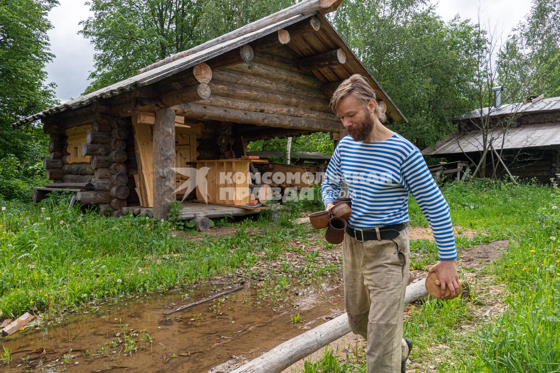 Московская область, Воздвиженское. Плотник-реставратор Руслан Беляков в  музее деревянного северного  зодчества  `Музей Курной избы`.