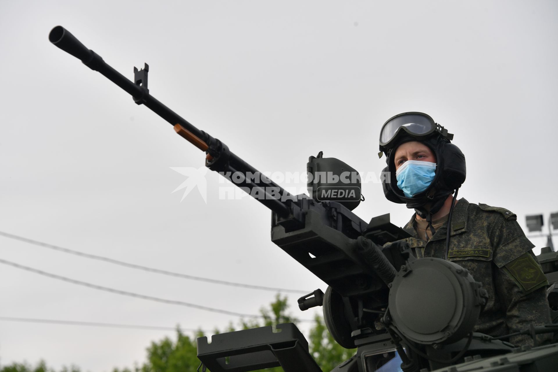 Москва. Военнослужащий во время проезда военной техники перед репетицией парада на Красной площади, посвященного 75-й годовщине Победы в Великой Отечественной войне.