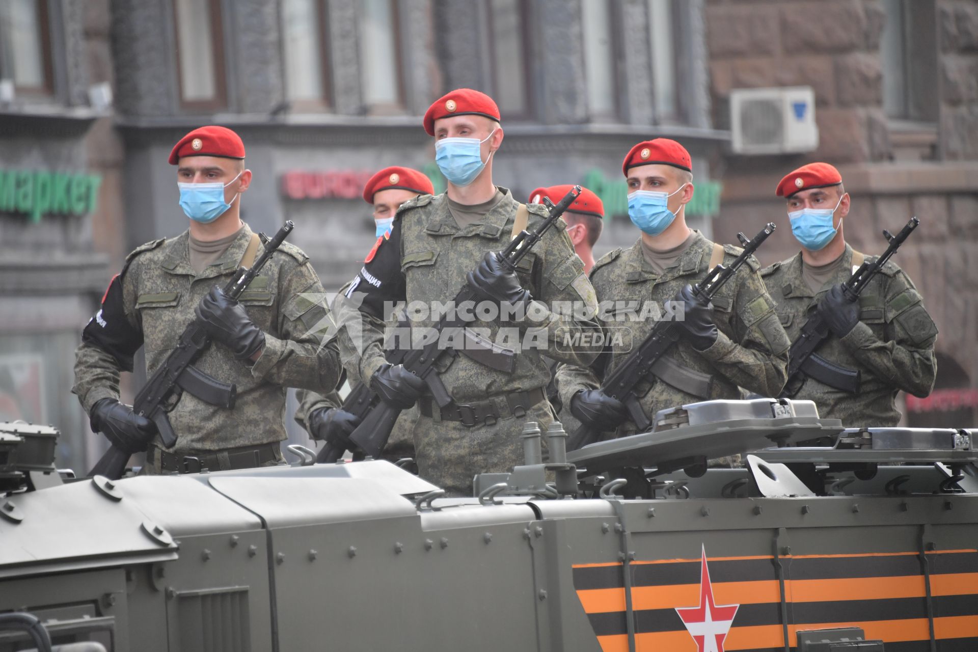 Москва. Военнослужащие во время проезда военной техники перед репетицией парада на Красной площади, посвященного 75-й годовщине Победы в Великой Отечественной войне.