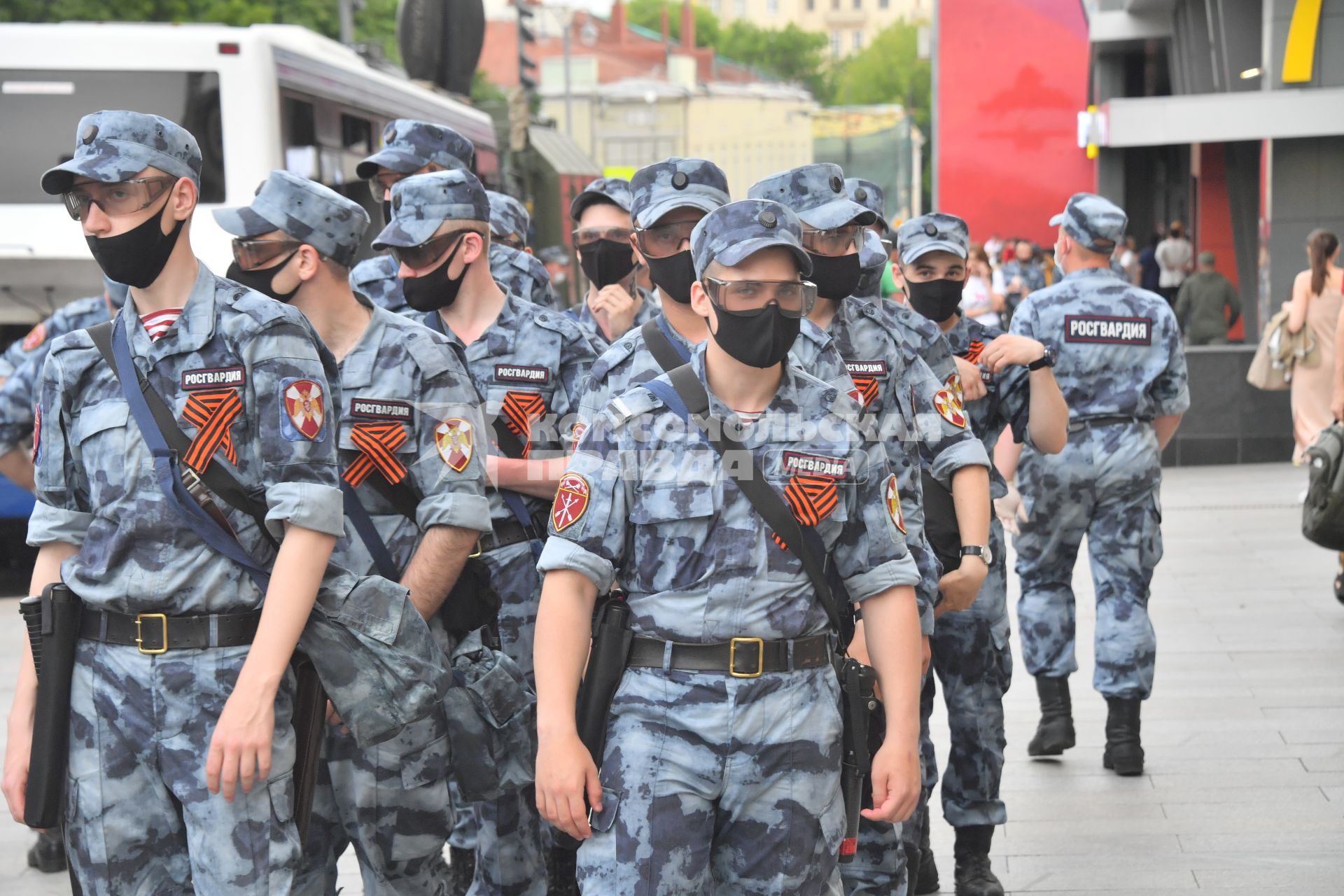 Москва. Бойцы Росгвардии  во время проезда военной техники перед репетицией парада на Красной площади, посвященного 75-й годовщине Победы в Великой Отечественной войне.