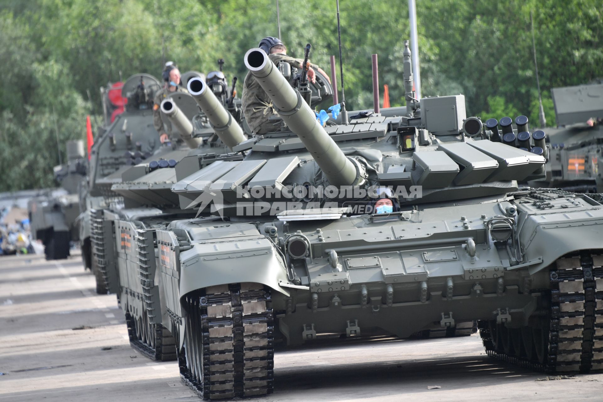 Москва.  Танк Т-72 во время проезда военной техники перед репетицией парада на Красной площади, посвященного 75-й годовщине Победы в Великой Отечественной войне.