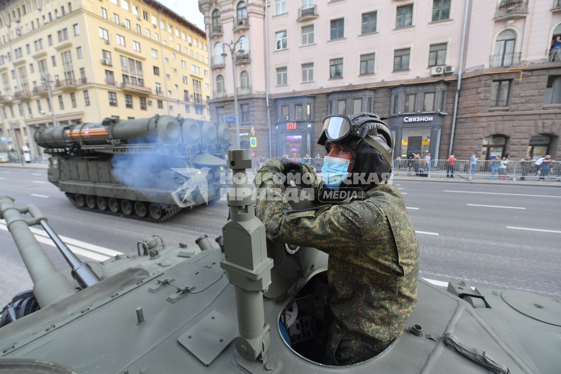 Москва. Военнослужащий во время проезда военной техники перед репетицией парада на Красной площади, посвященного 75-й годовщине Победы в Великой Отечественной войне.