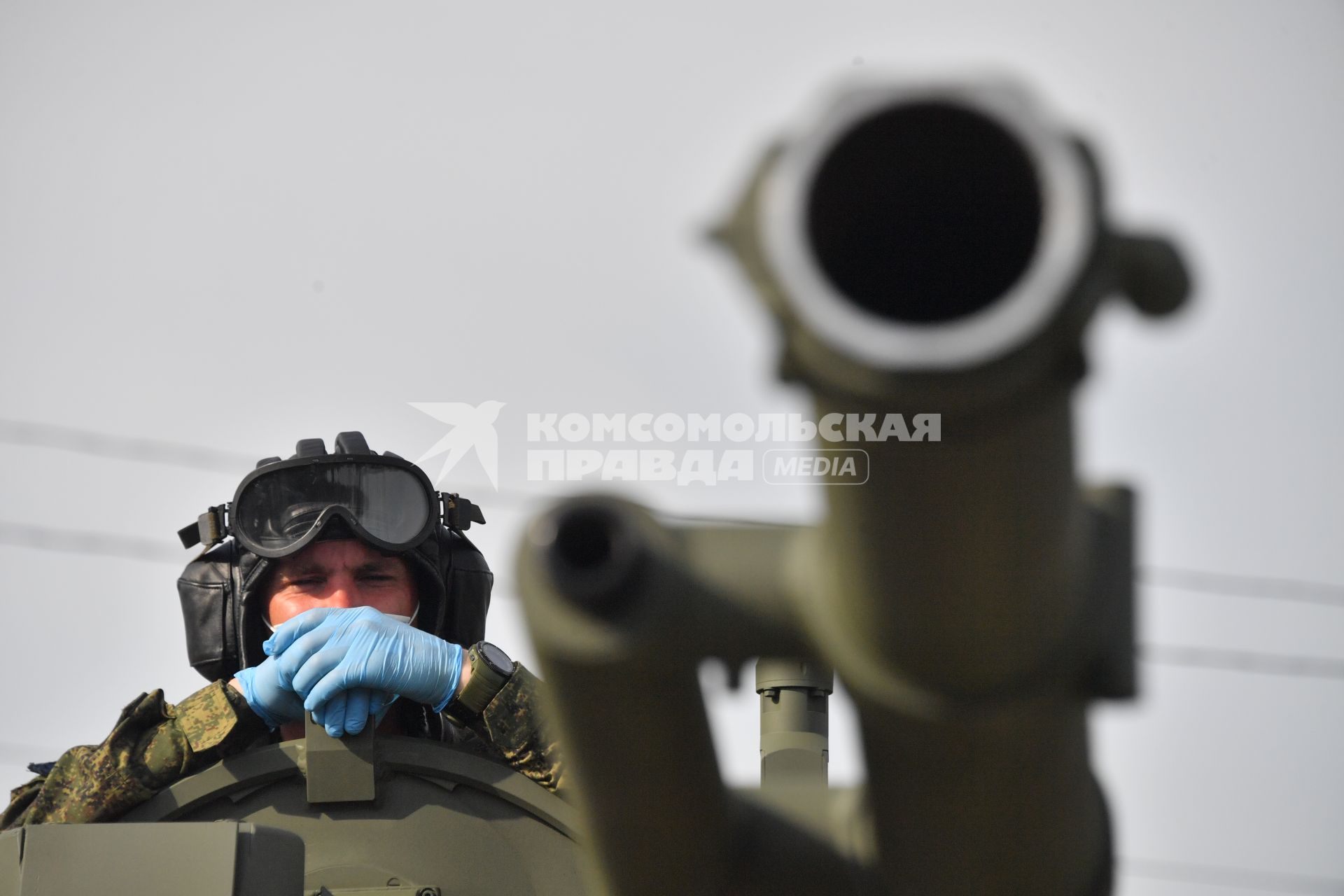 Москва. Военнослужащий во время проезда военной техники перед репетицией парада на Красной площади, посвященного 75-й годовщине Победы в Великой Отечественной войне.