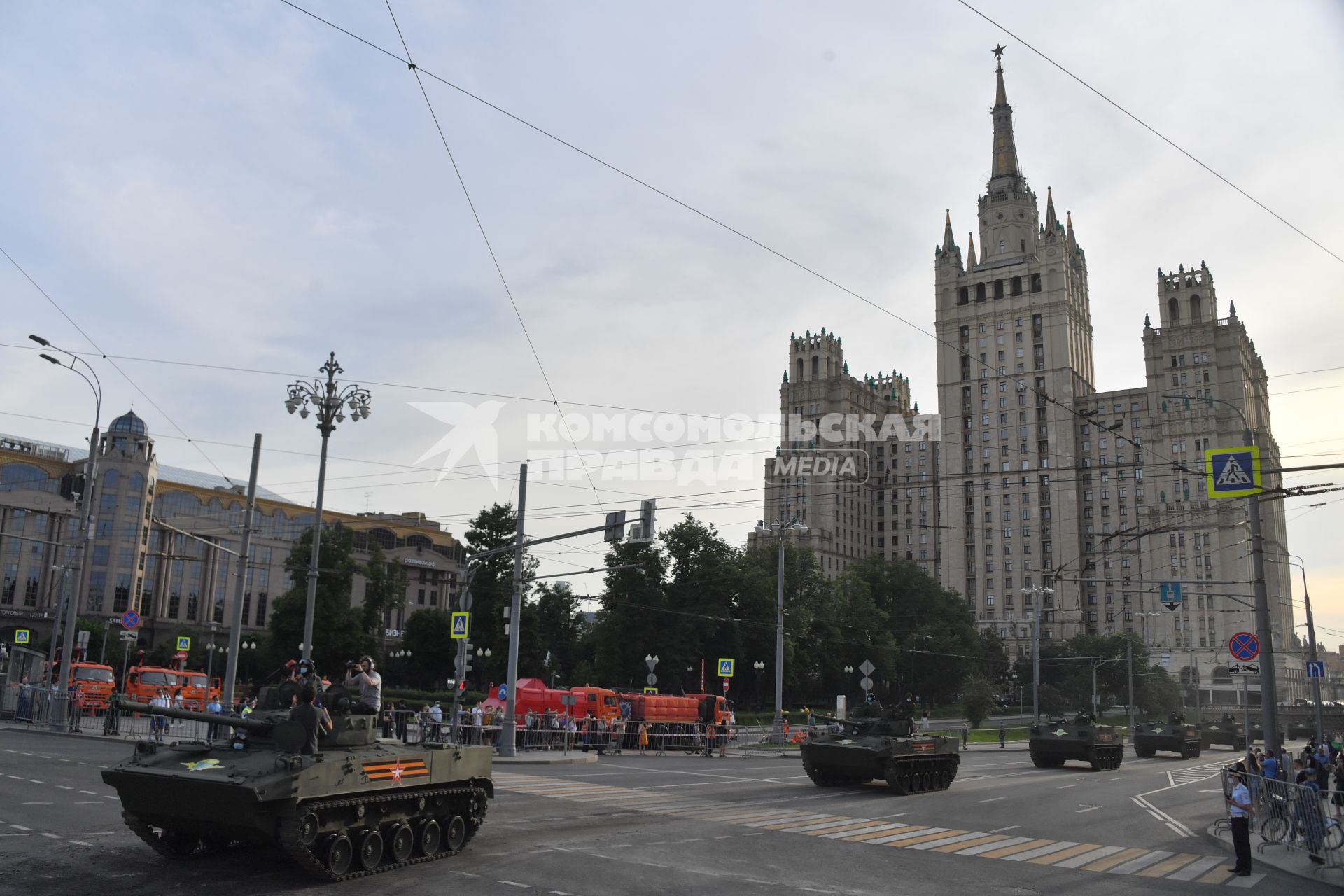 Москва. Боевые машины десанта БМД-4М перед репетицией парада на Красной площади, посвященного 75-й годовщине Победы в Великой Отечественной войне.