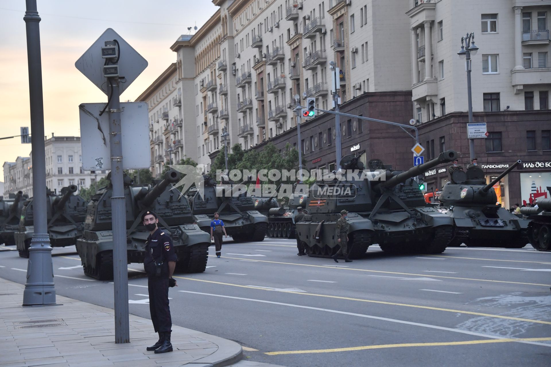 Москва. Самоходные гаубицы `МСТА-СМ` во время проезда военной техники перед репетицией парада на Красной площади, посвященного 75-й годовщине Победы в Великой Отечественной войне.