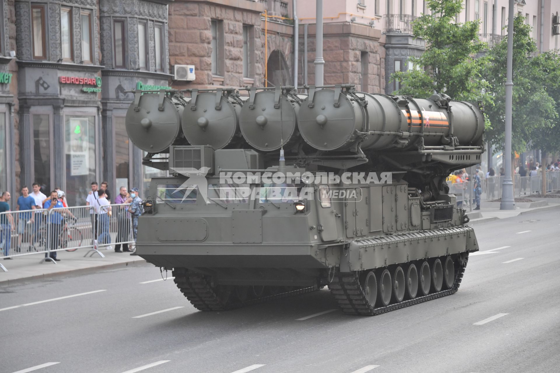 Москва. С-300В `Антей` во время проезда военной техники перед репетицией парада на Красной площади, посвященного 75-й годовщине Победы в Великой Отечественной войне.