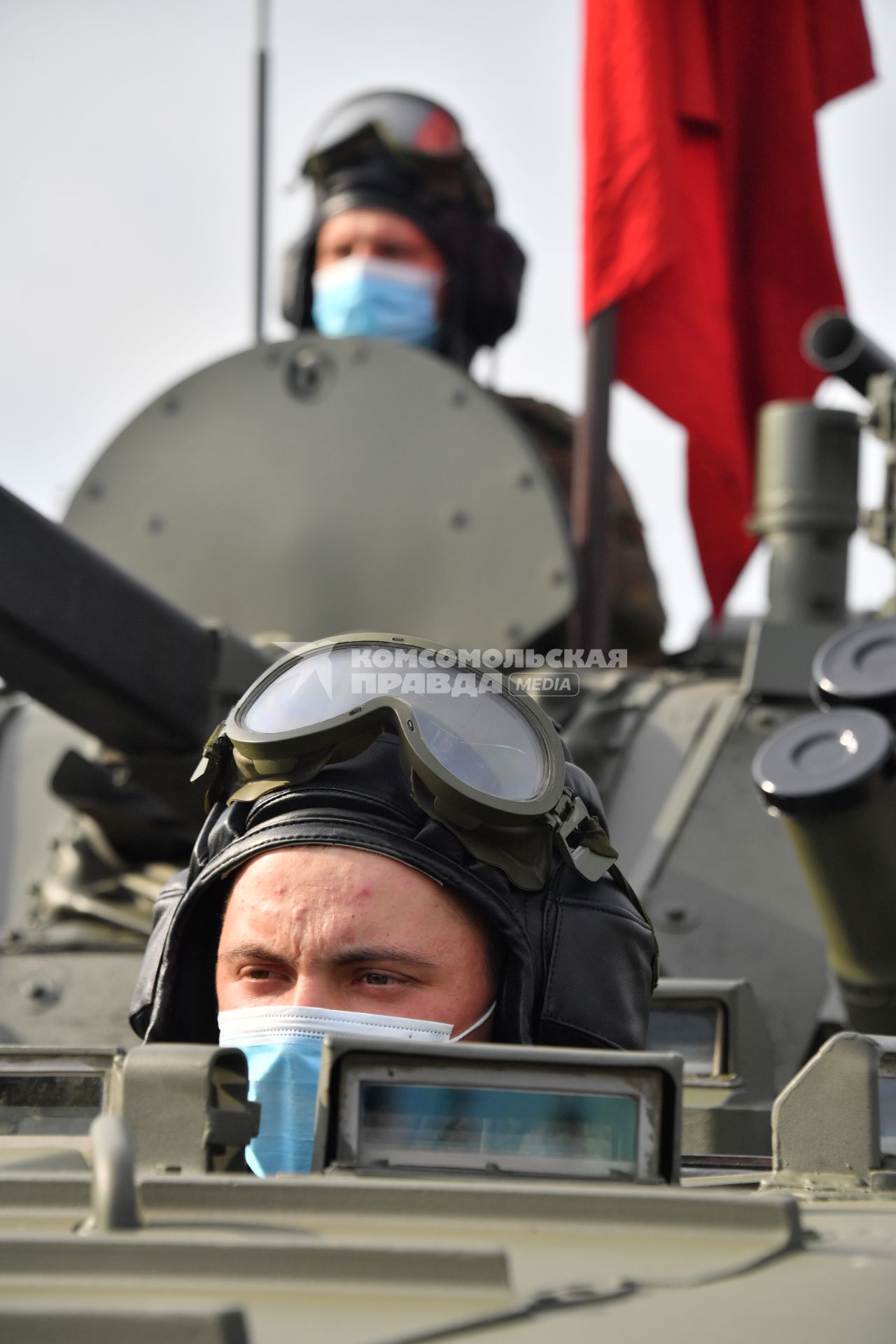 Москва. Военнослужащие во время проезда военной техники перед репетицией парада на Красной площади, посвященного 75-й годовщине Победы в Великой Отечественной войне.