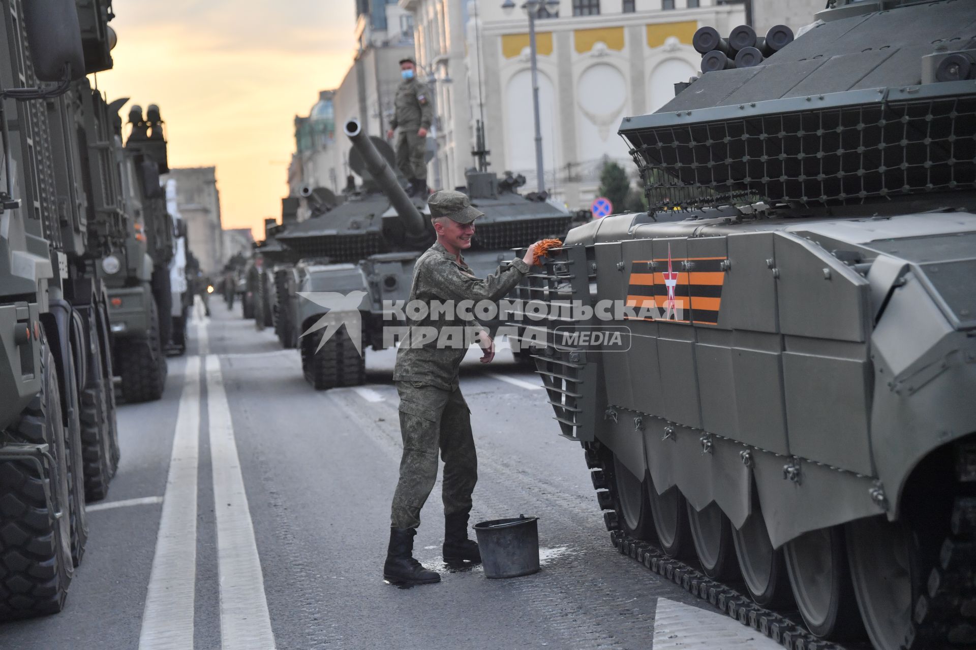 Москва.  Танки Т-90 во время проезда военной техники перед репетицией парада на Красной площади, посвященного 75-й годовщине Победы в Великой Отечественной войне.