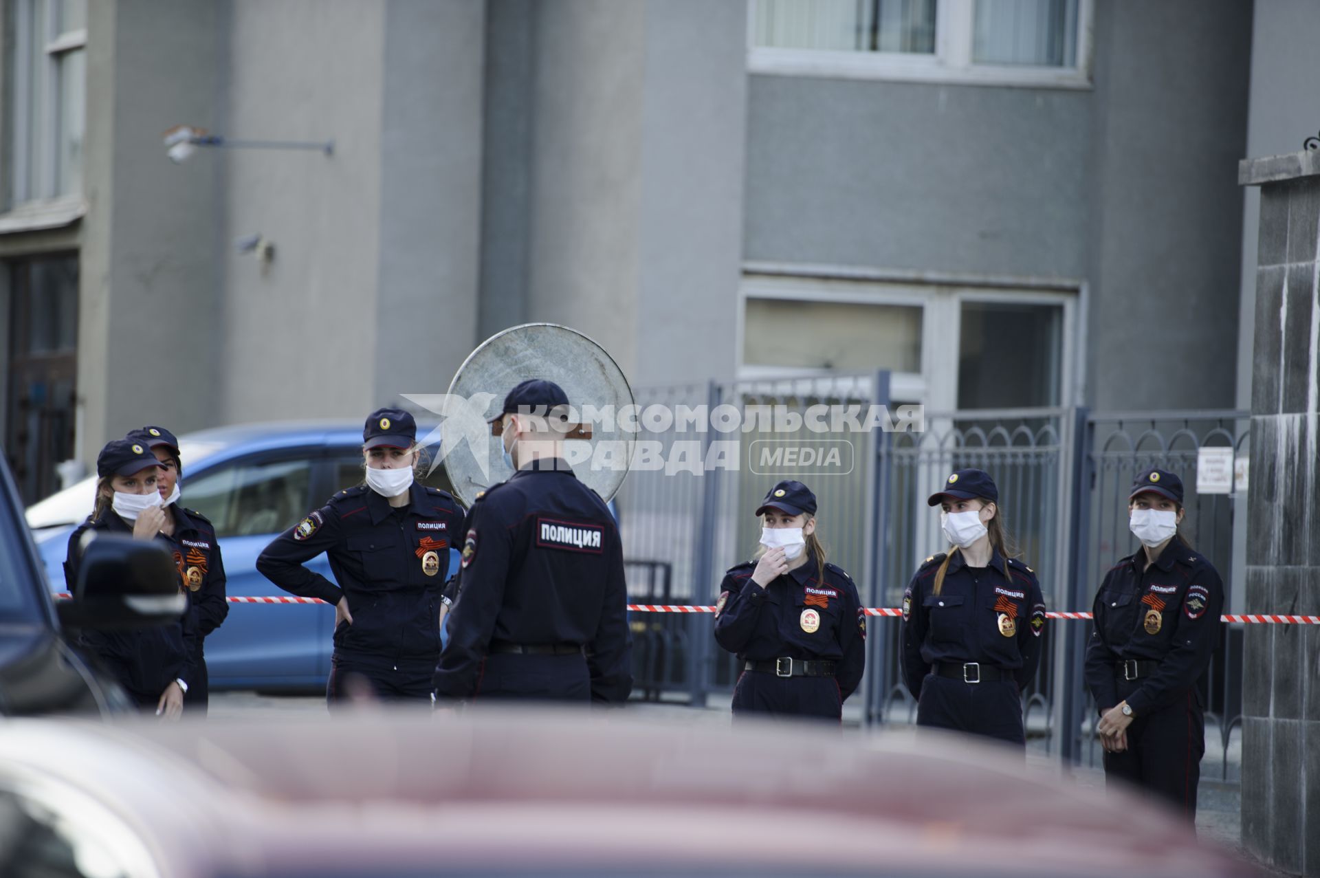 Екатеринбург. Подготовка к репетиции парада Победы в условиях особого противоэпидемического режима из-за эпидемии новой коронавирусной инфекции COVID-19. Девушки-полицейские в оцеплении