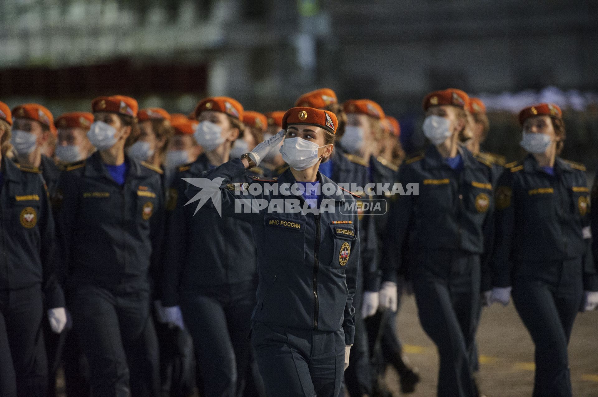 Екатеринбург. Ночная репетиция парада Победы в условиях особого противоэпидемического режима из-за эпидемии новой коронавирусной инфекции COVID-19. Курсанты института МЧС