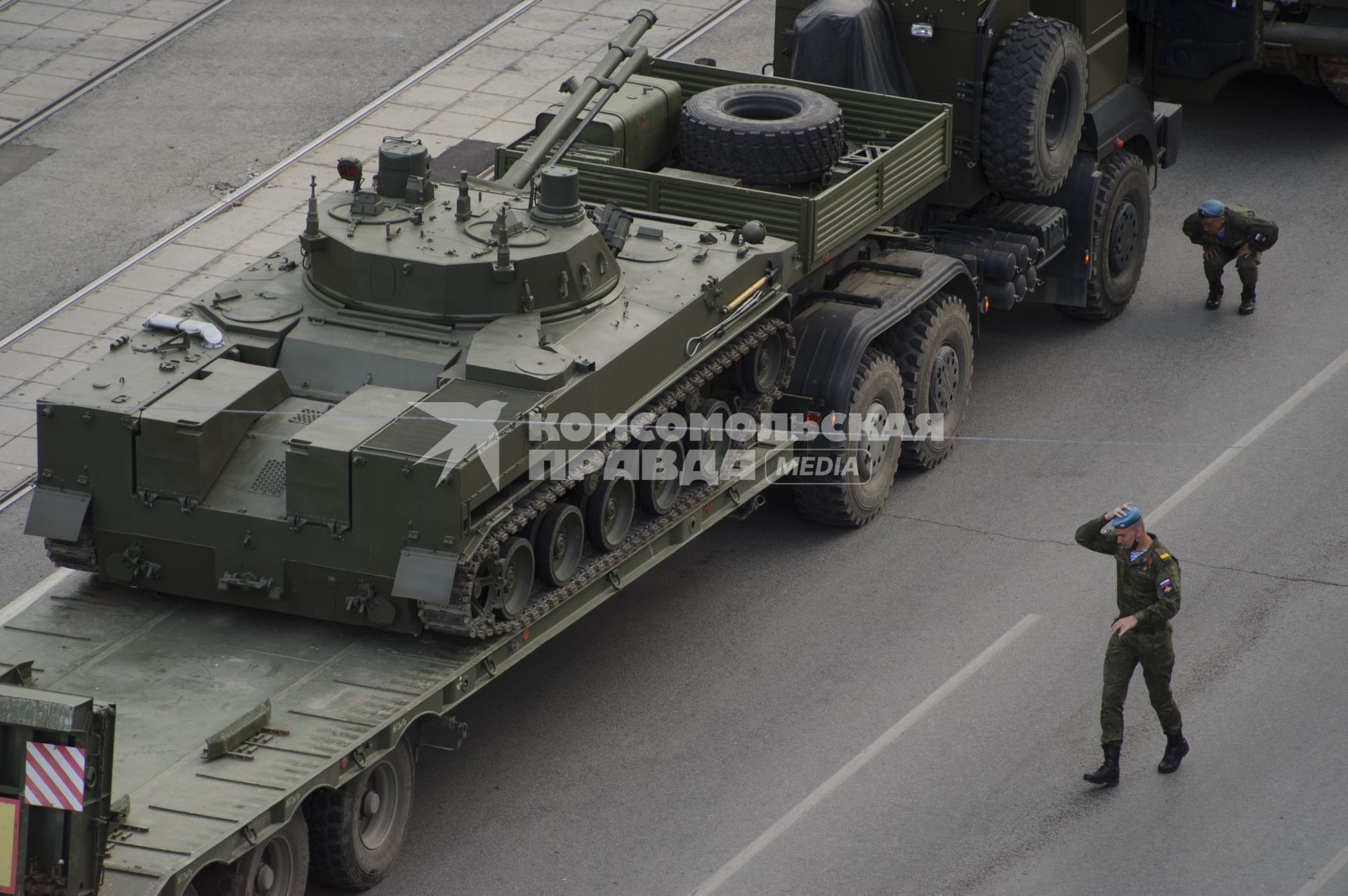 Екатеринбург. Ночная репетиция парада Победы в условиях особого противоэпидемического режима из-за эпидемии новой коронавирусной инфекции COVID-19. На фото: выгрузка БМД-4