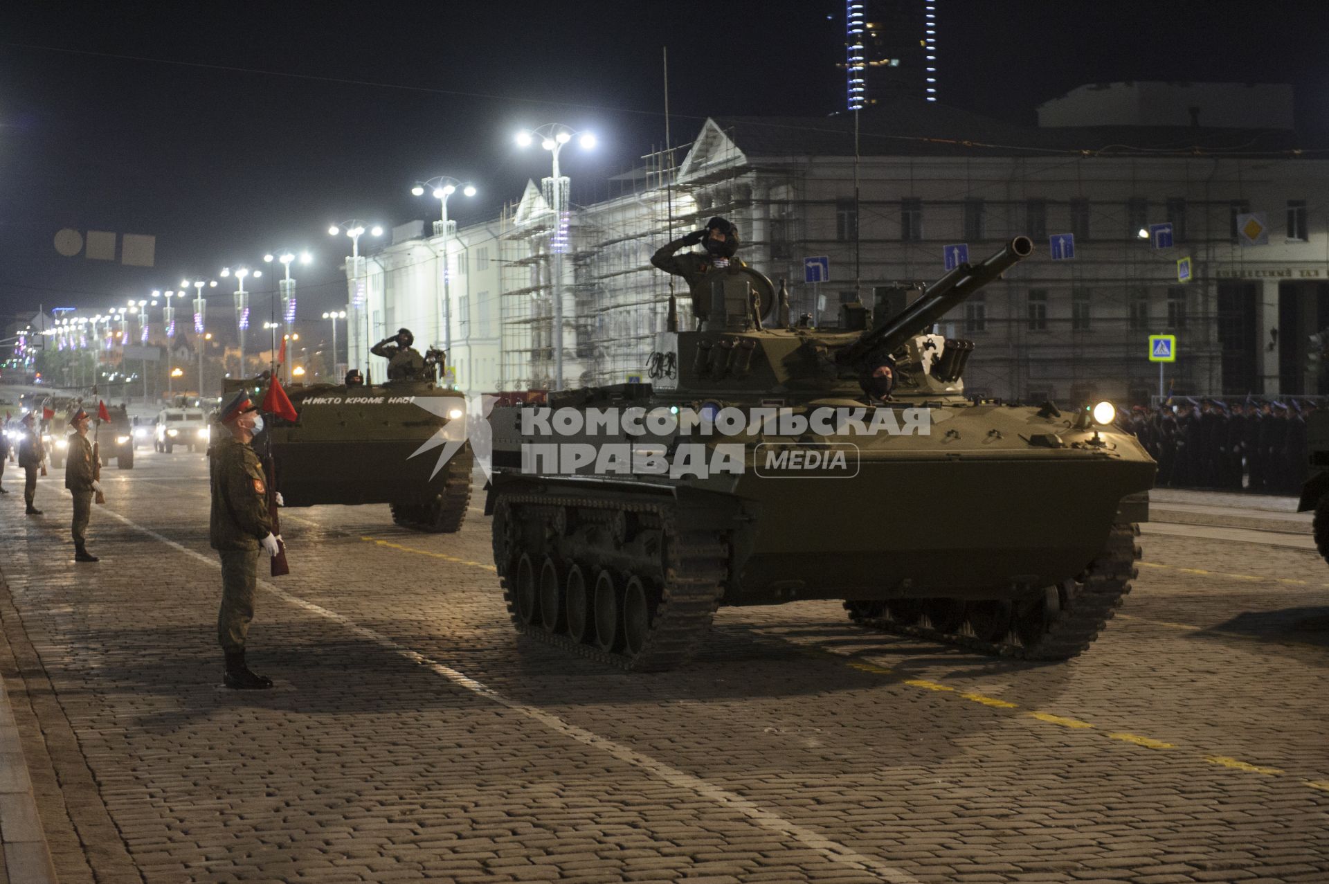 Екатеринбург. Ночная репетиция парада Победы в условиях особого противоэпидемического режима из-за эпидемии новой коронавирусной инфекции COVID-19. На фото: БМД-4