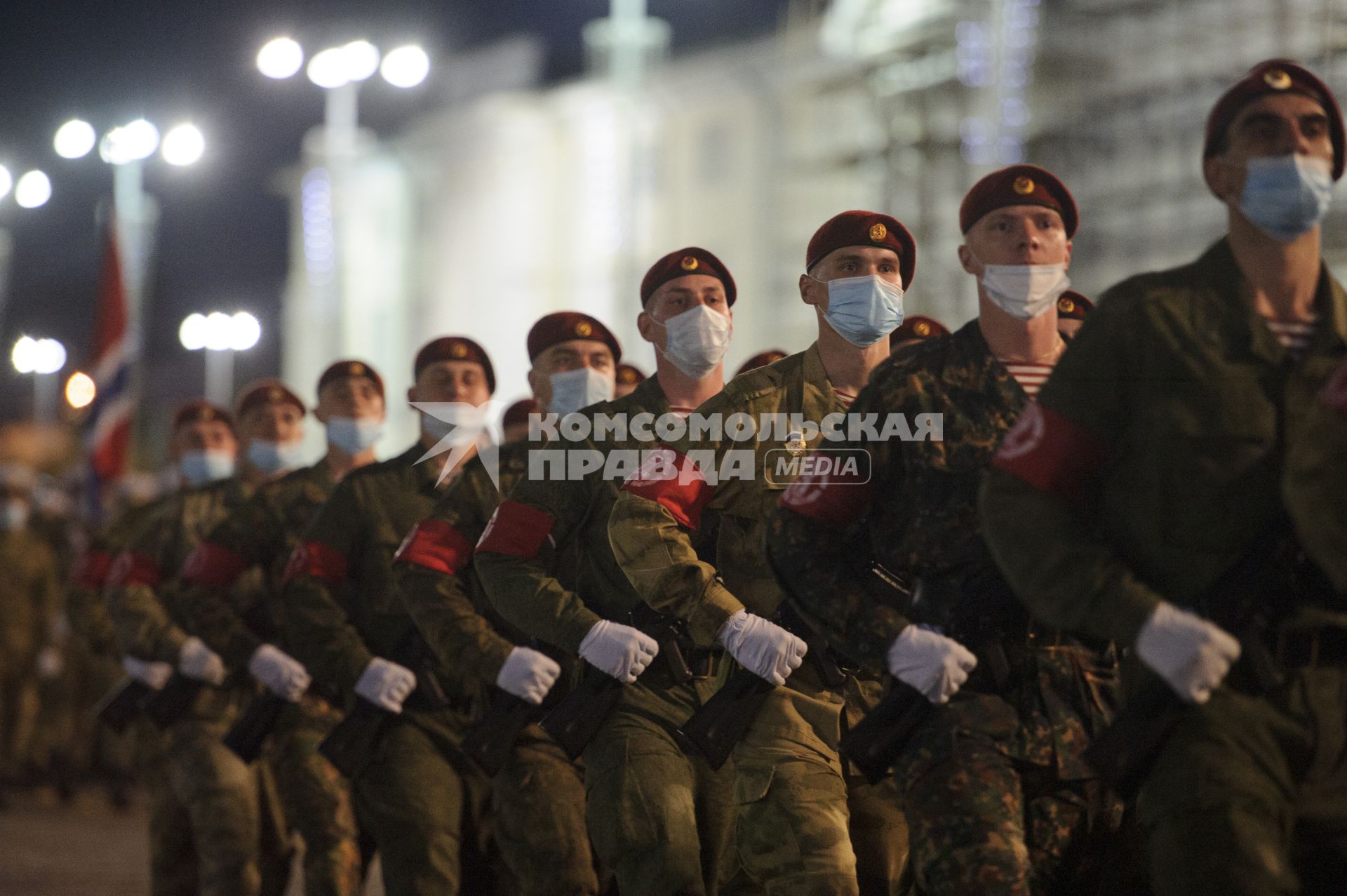 Екатеринбург. Ночная репетиция парада Победы в условиях особого противоэпидемического режима из-за эпидемии новой коронавирусной инфекции COVID-19.