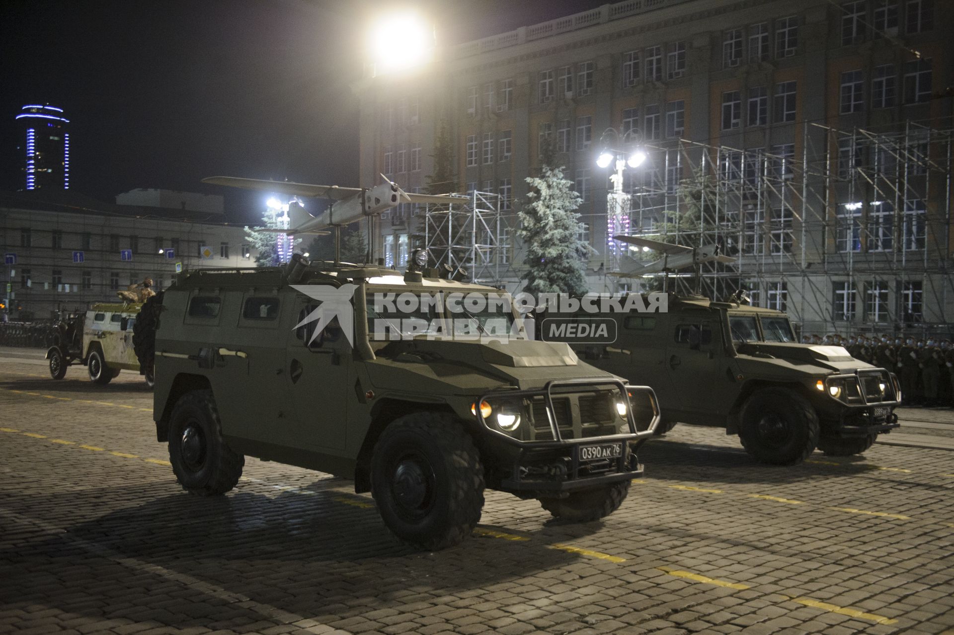 Екатеринбург. Ночная репетиция парада Победы в условиях особого противоэпидемического режима из-за эпидемии новой коронавирусной инфекции COVID-19. На фото: Бронеавтомобиль \'Тигр\' с БЛА (беспилотный летательный аппарат \'Орлан-10\'