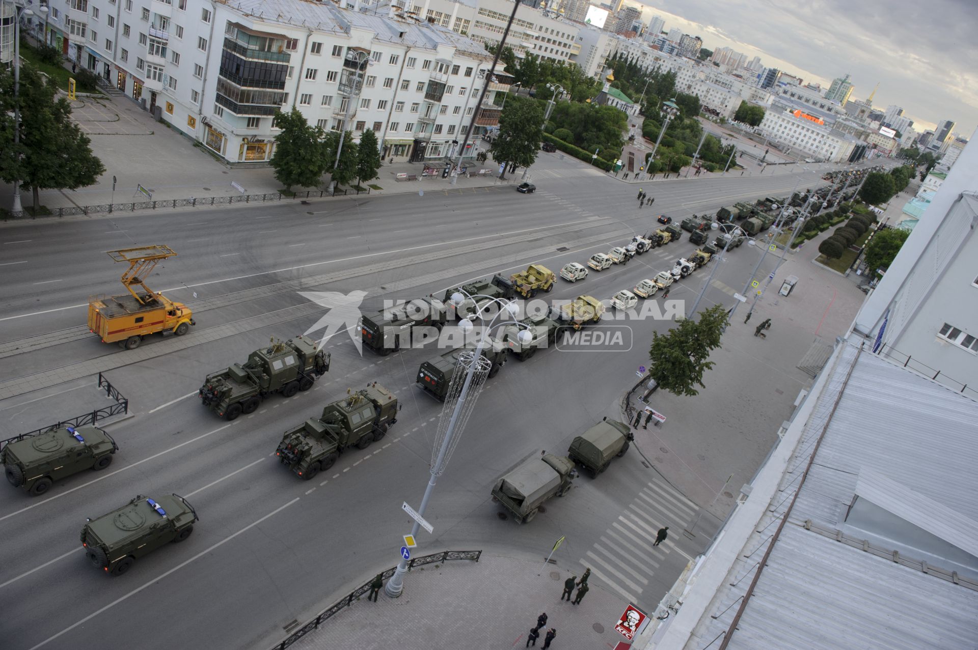 Екатеринбург. Ночная репетиция парада Победы в условиях особого противоэпидемического режима из-за эпидемии новой коронавирусной инфекции COVID-19.