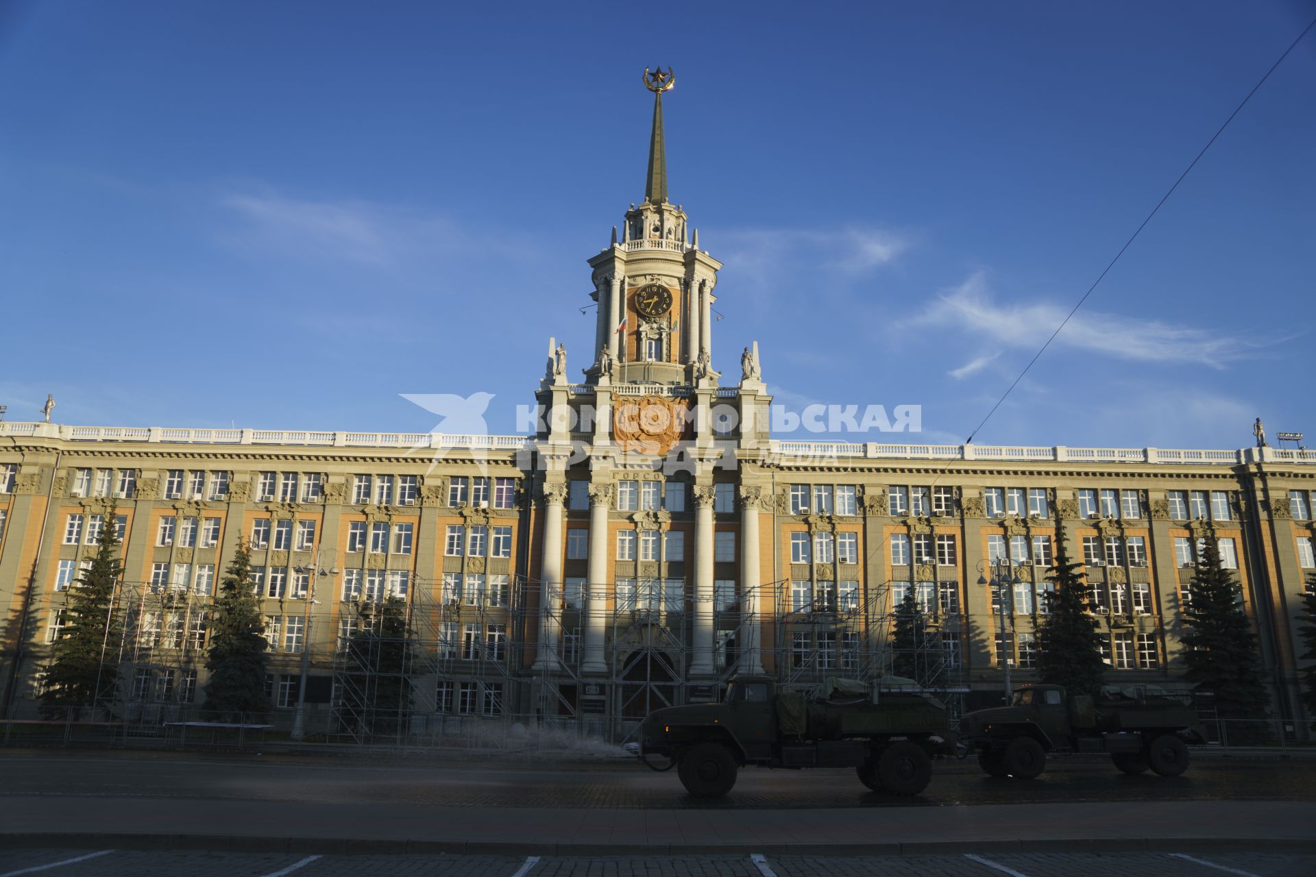 Екатеринбург. Подготовка к репетиции парада Победы в условиях особого противоэпидемического режима из-за эпидемии новой коронавирусной инфекции COVID-19. Авторазливочная станция АРС-14 разливает дезинфицирующее вещество на площади 1905 года перед зданием администрации города, где будет проводиться репетиция парада