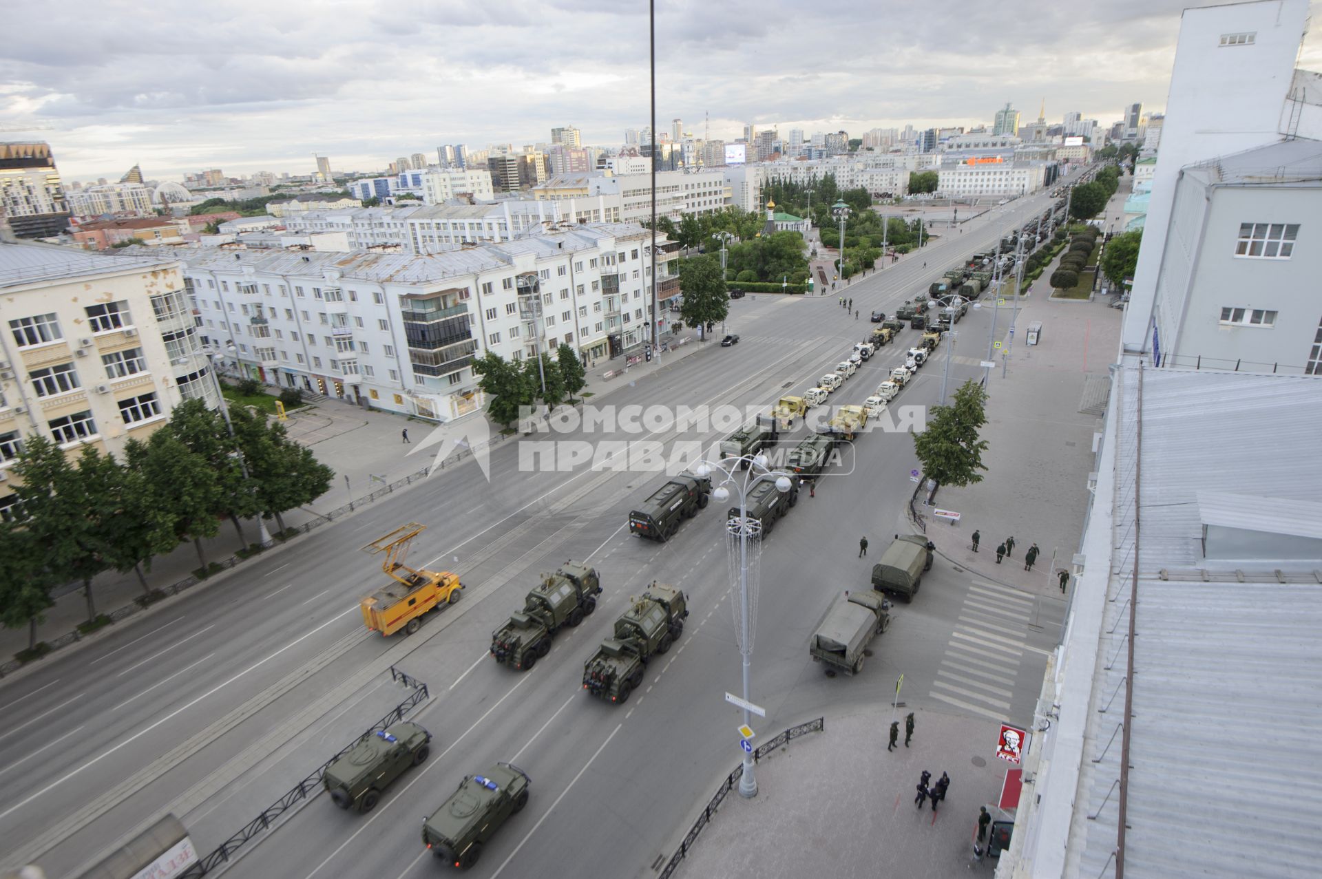 Екатеринбург. Ночная репетиция парада Победы в условиях особого противоэпидемического режима из-за эпидемии новой коронавирусной инфекции COVID-19.