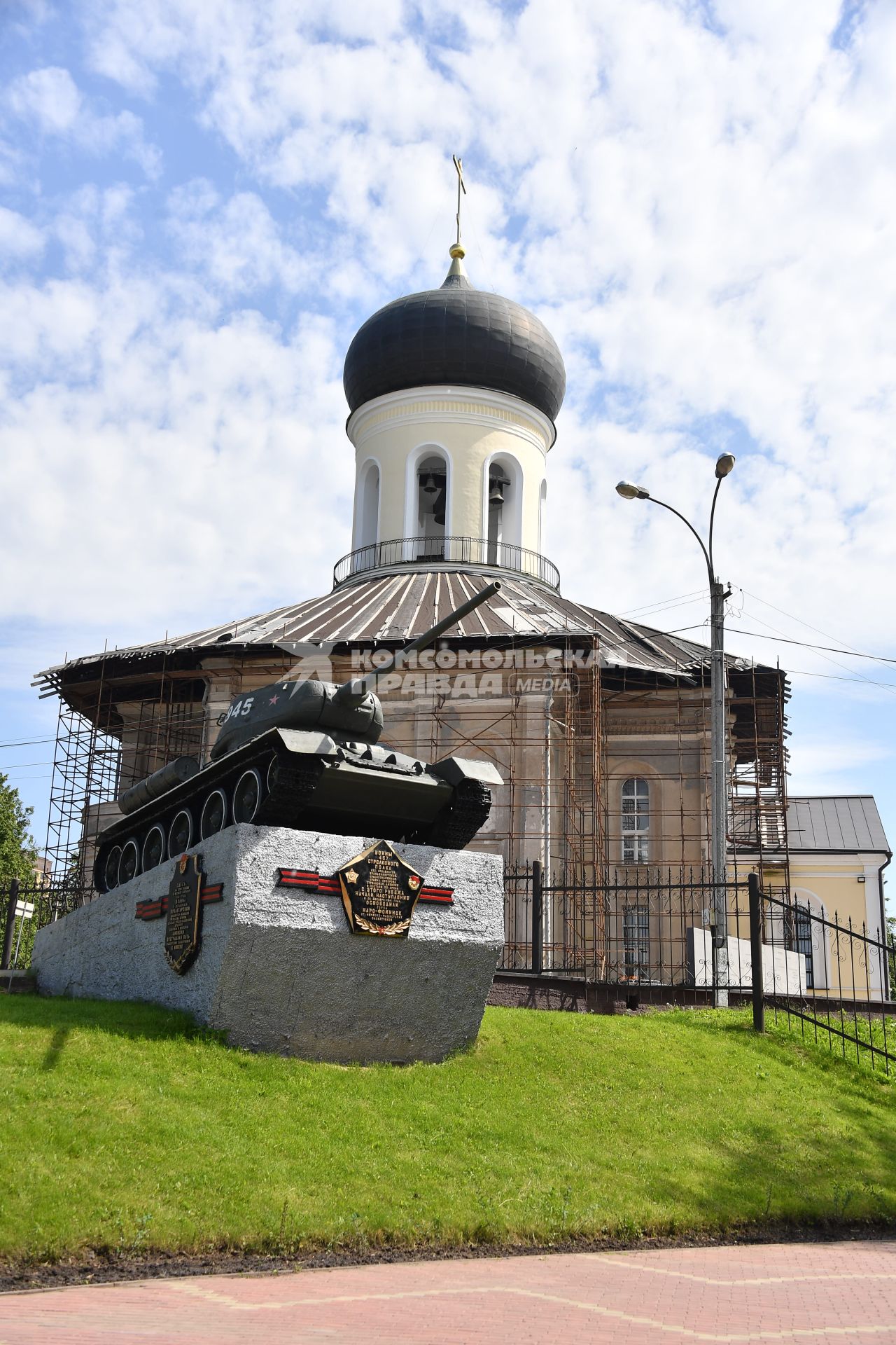 Московская область, Наро-Фоминск.  Постамент с танком Т-34-85  рядом с Никольской церковью.