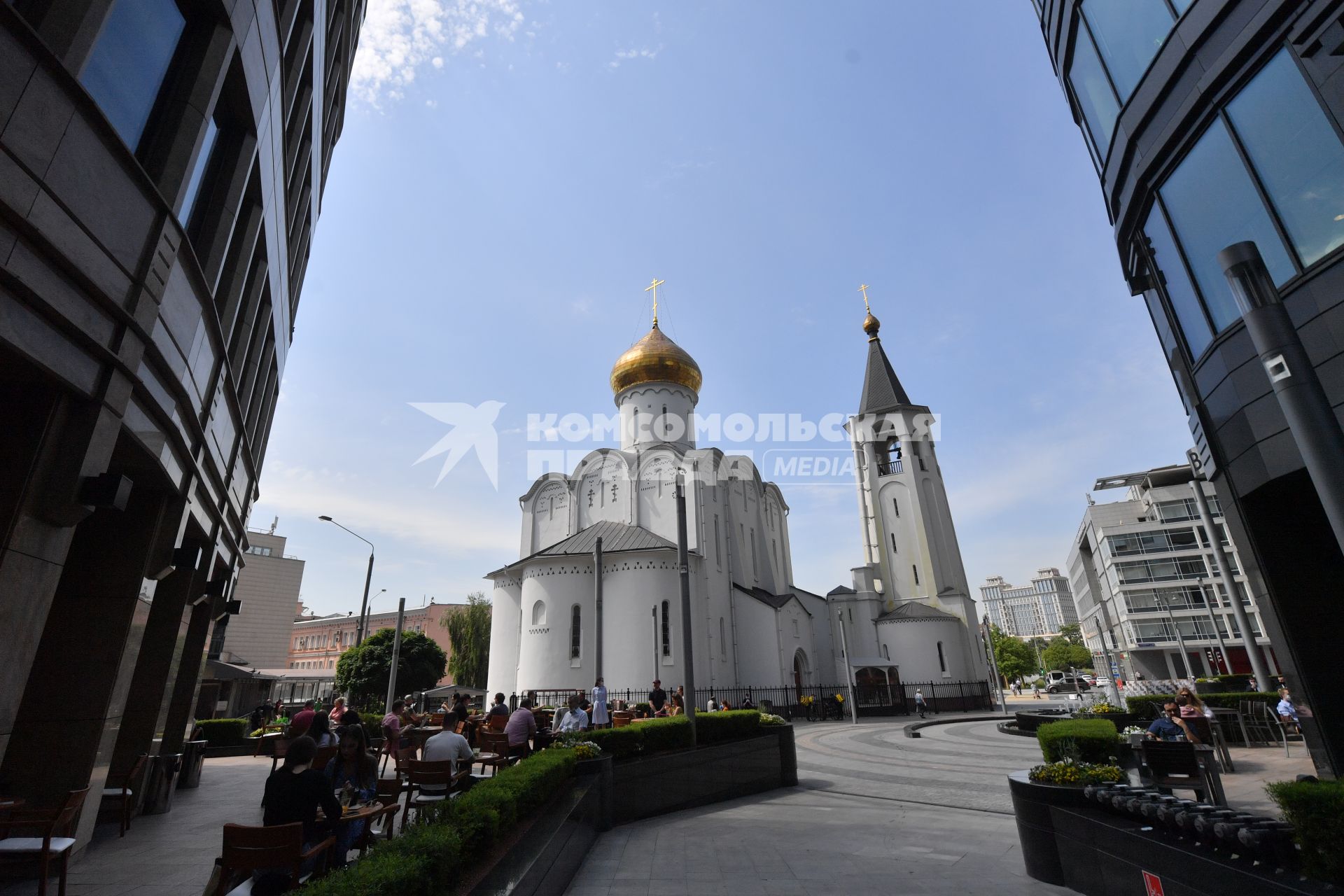 Москва. Посетители на летней веранде кафе `Кофемания`.