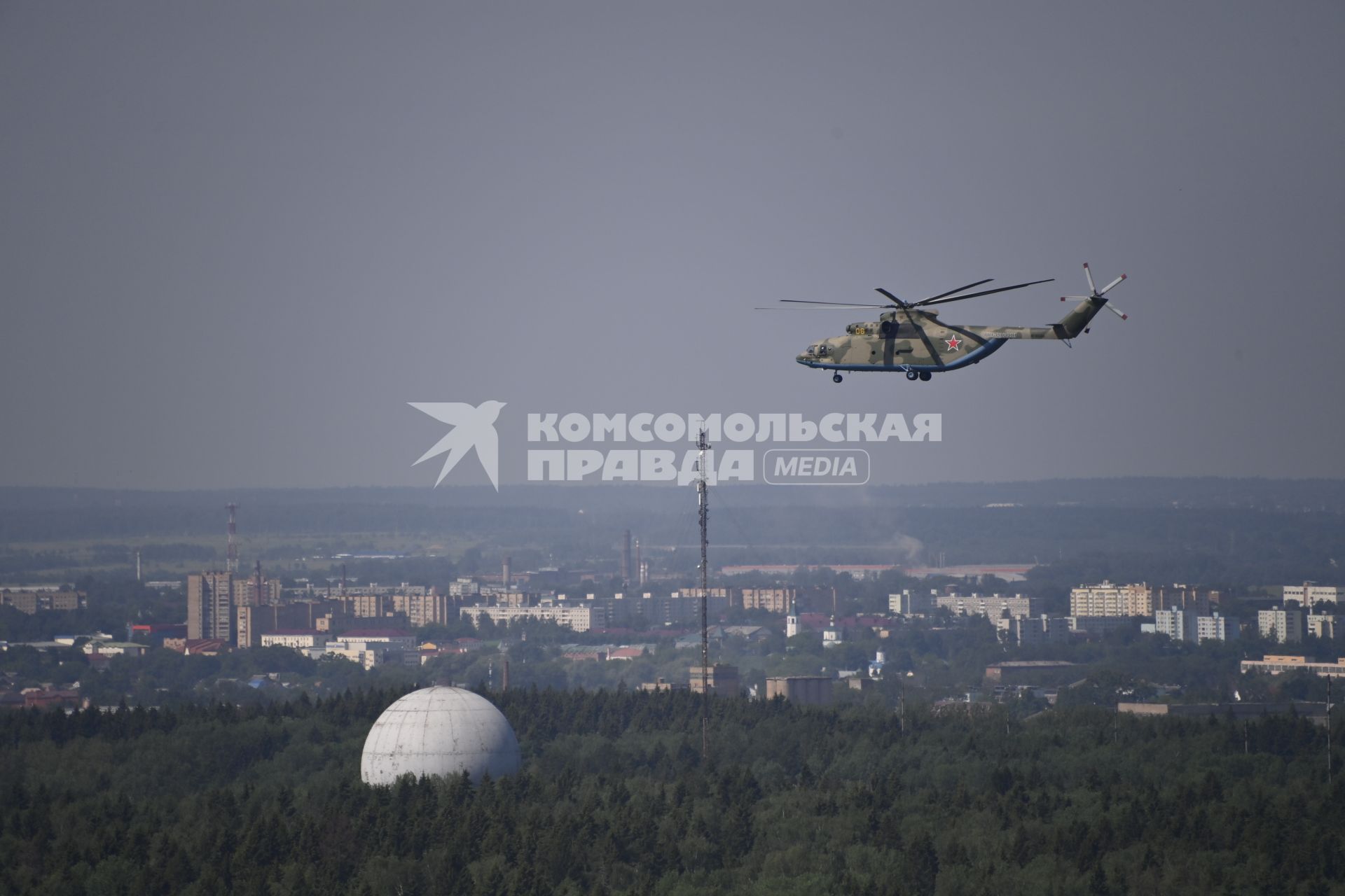 Москва. Вертолет Ми-26  перед генеральной репетицией парада, посвященного 75-й годовщине Победы в Великой Отечественной войне.