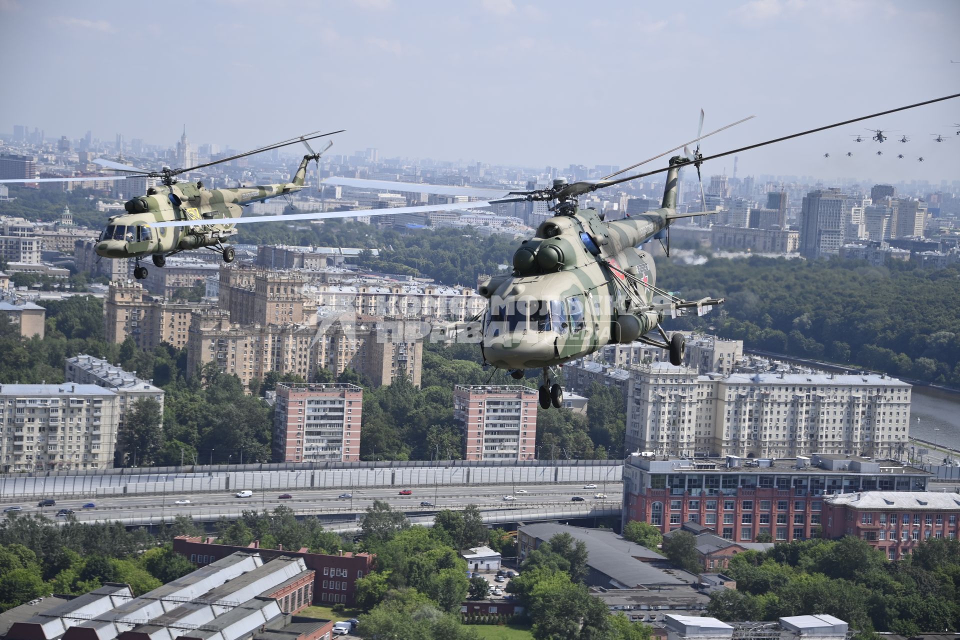 Москва. Вертолеты Ми-8 во время генеральной репетиции парада, посвященного 75-й годовщине Победы в Великой Отечественной войне.