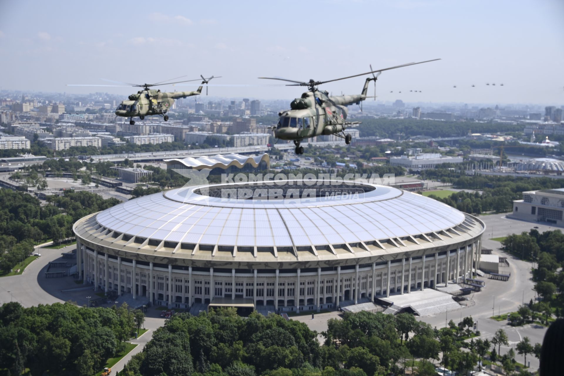 Москва. Вертолеты Ми-8 во время генеральной репетиции парада, посвященного 75-й годовщине Победы в Великой Отечественной войне.