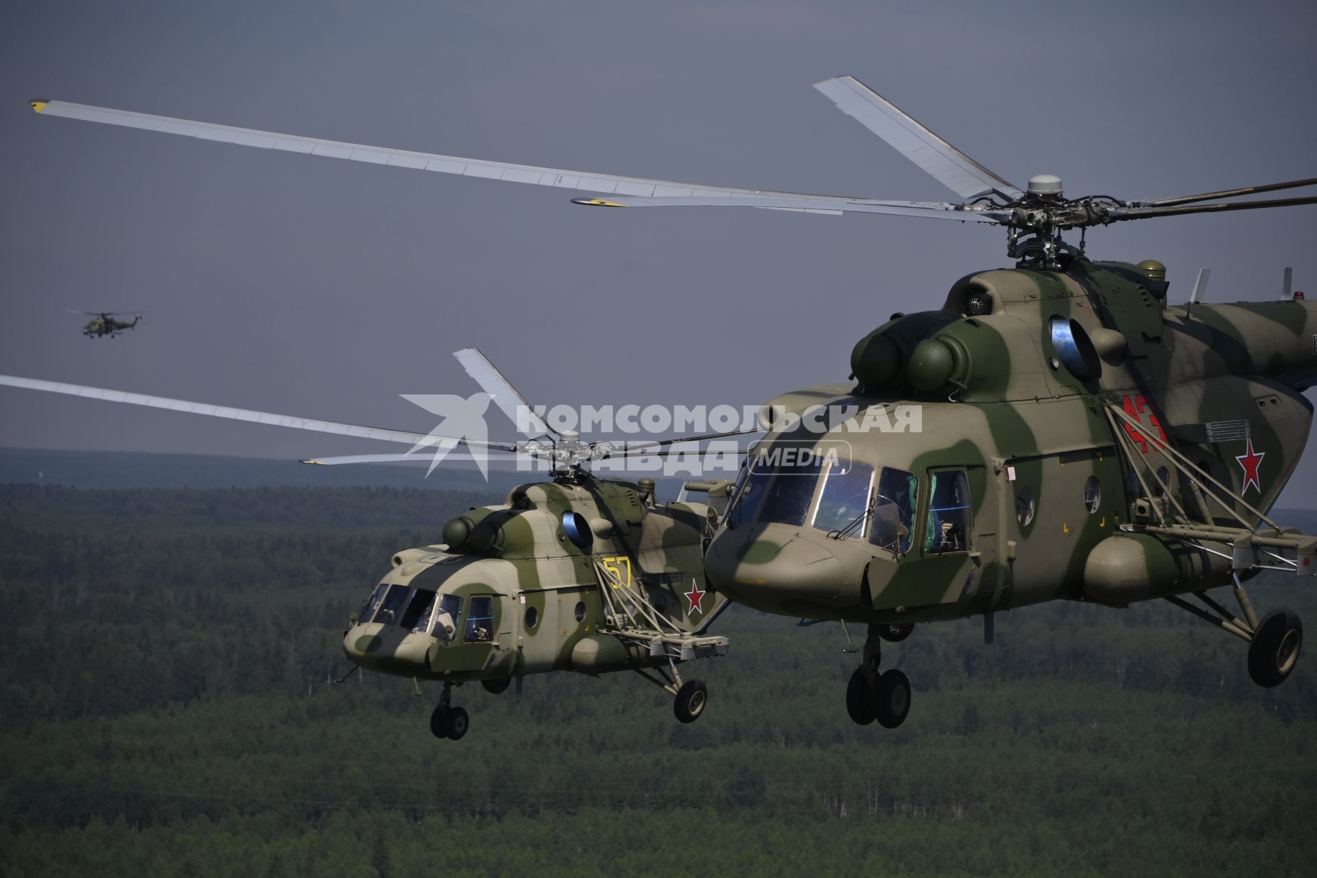 Московская область. Вертолеты Ми-8 перед генеральной репетицией парада, посвященного 75-й годовщине Победы в Великой Отечественной войне.