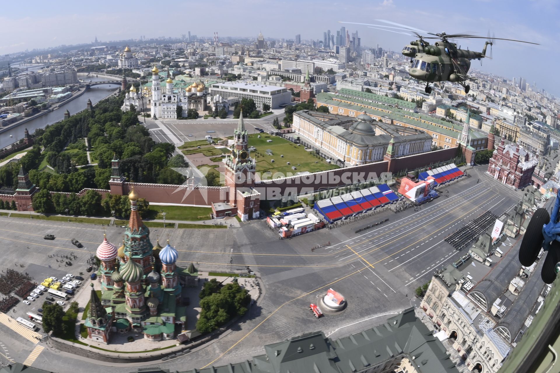 Москва. Вертолеты Ми-8 во время генеральной репетиции парада, посвященного 75-й годовщине Победы в Великой Отечественной войне.