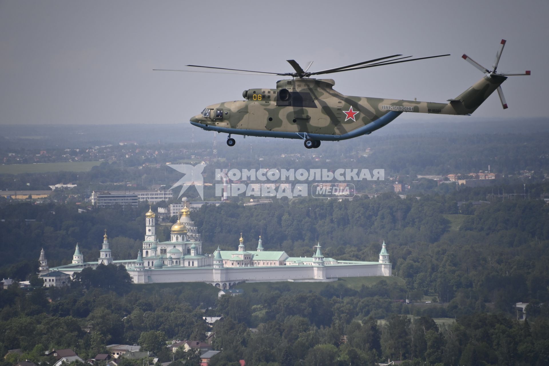 Москва. Вертолет Ми-26  перед генеральной репетицией парада, посвященного 75-й годовщине Победы в Великой Отечественной войне.