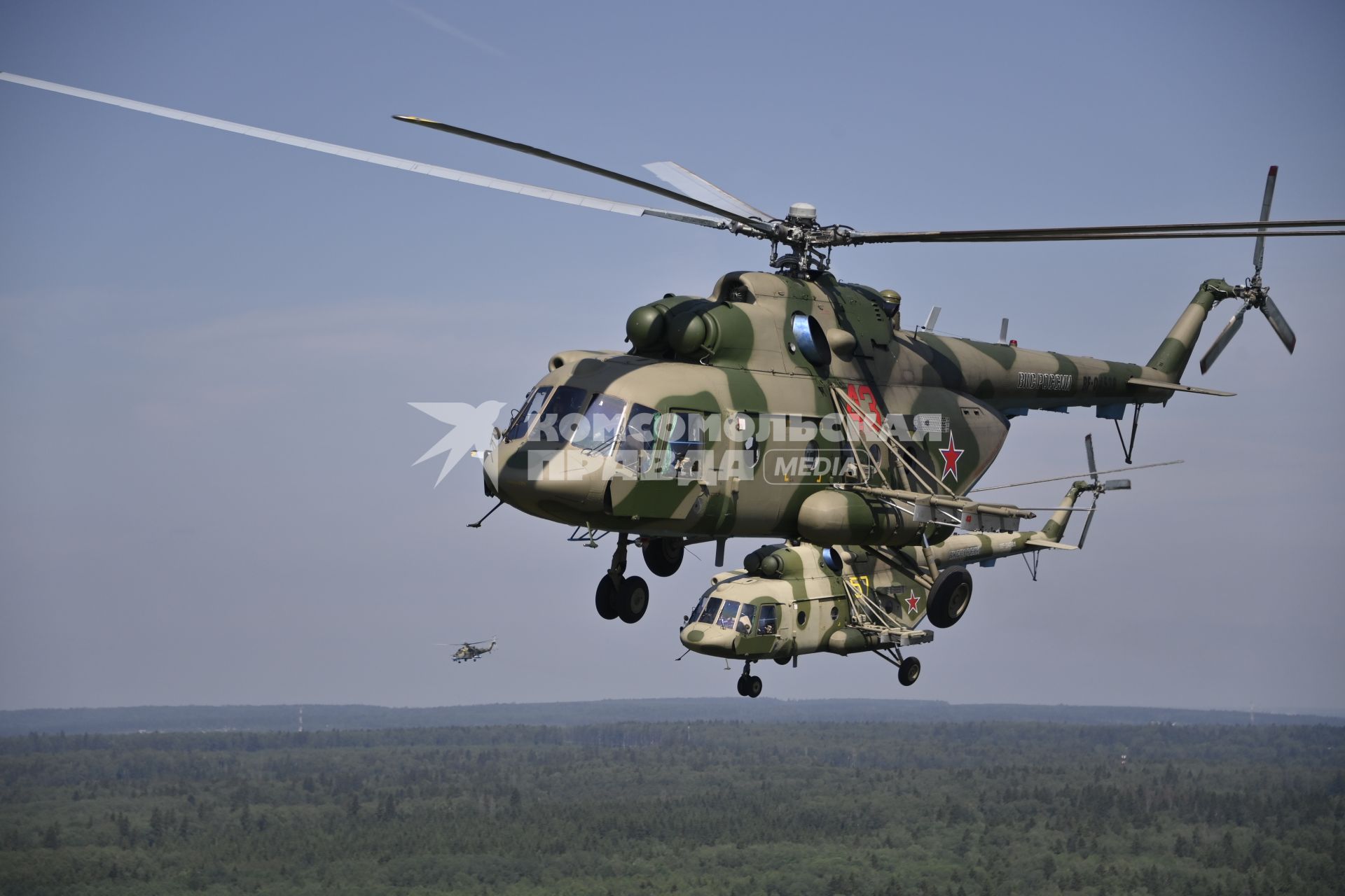 Московская область. Вертолеты Ми-8 перед генеральной репетицией парада, посвященного 75-й годовщине Победы в Великой Отечественной войне.