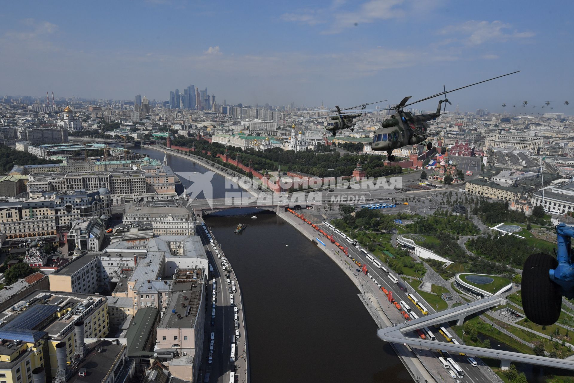 Москва. Вертолеты Ми-8 во время генеральной репетиции парада, посвященного 75-й годовщине Победы в Великой Отечественной войне.