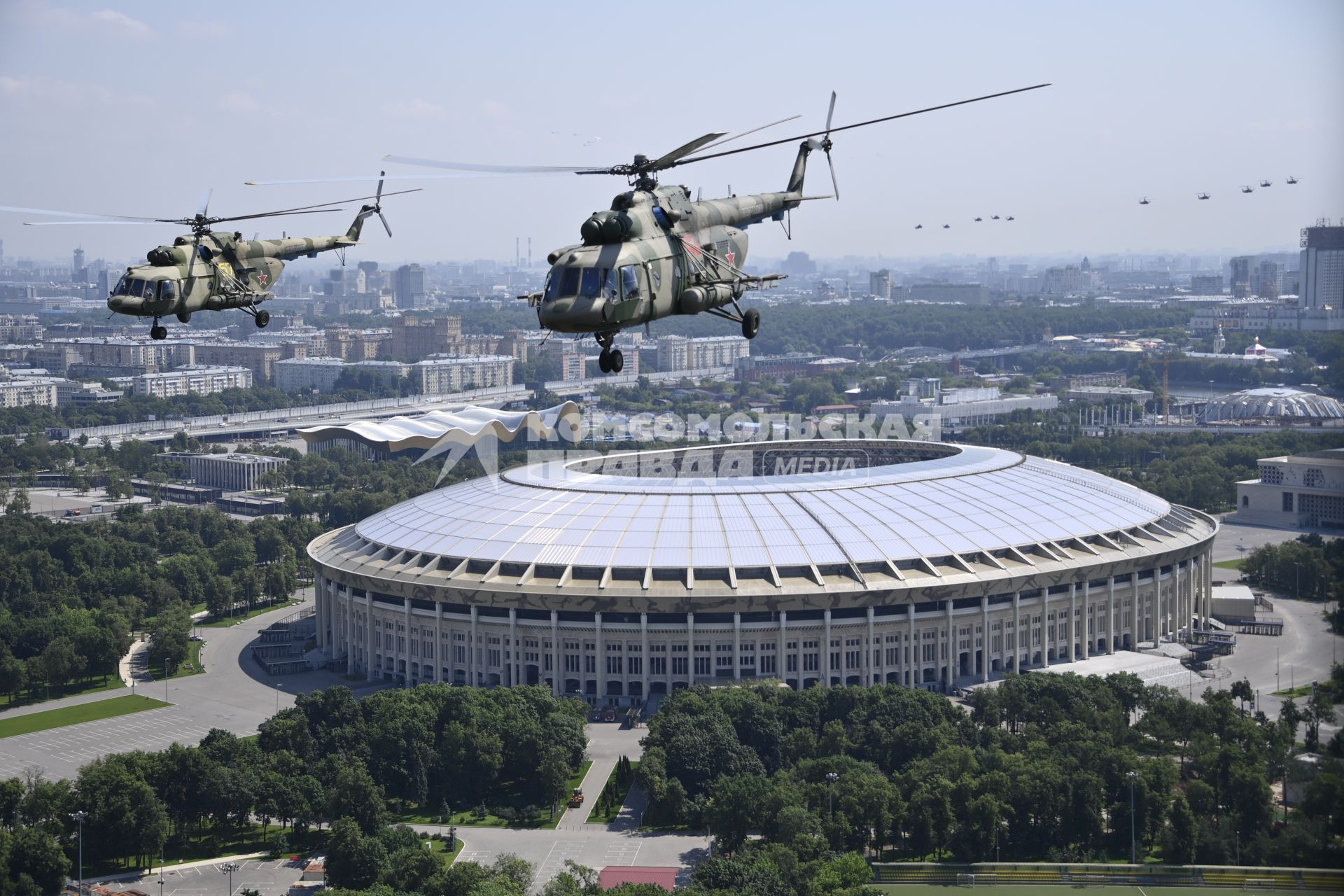 Москва. Вертолеты Ми-8 во время генеральной репетиции парада, посвященного 75-й годовщине Победы в Великой Отечественной войне.