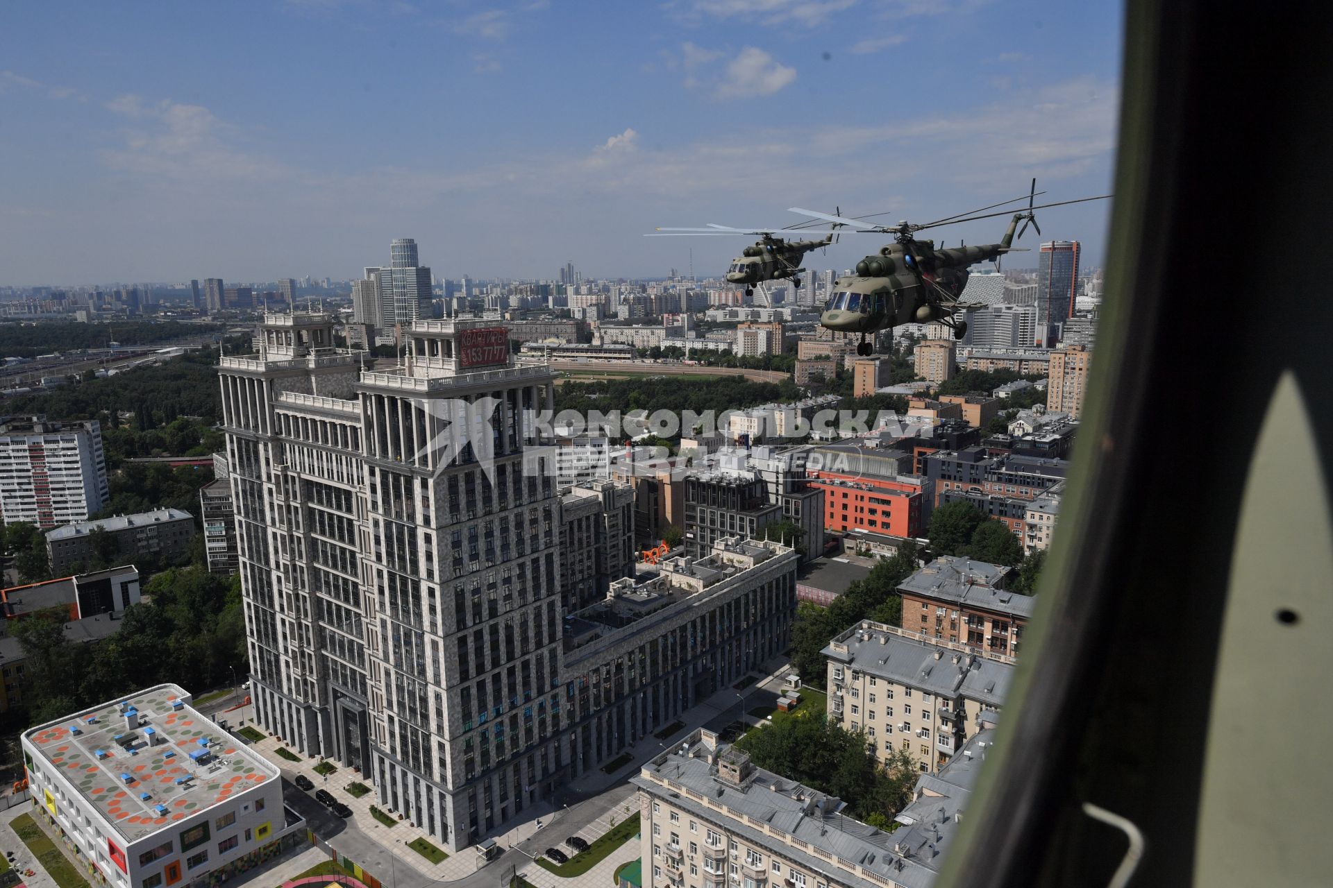 Москва. Вертолеты Ми-8 во время генеральной репетиции парада, посвященного 75-й годовщине Победы в Великой Отечественной войне.