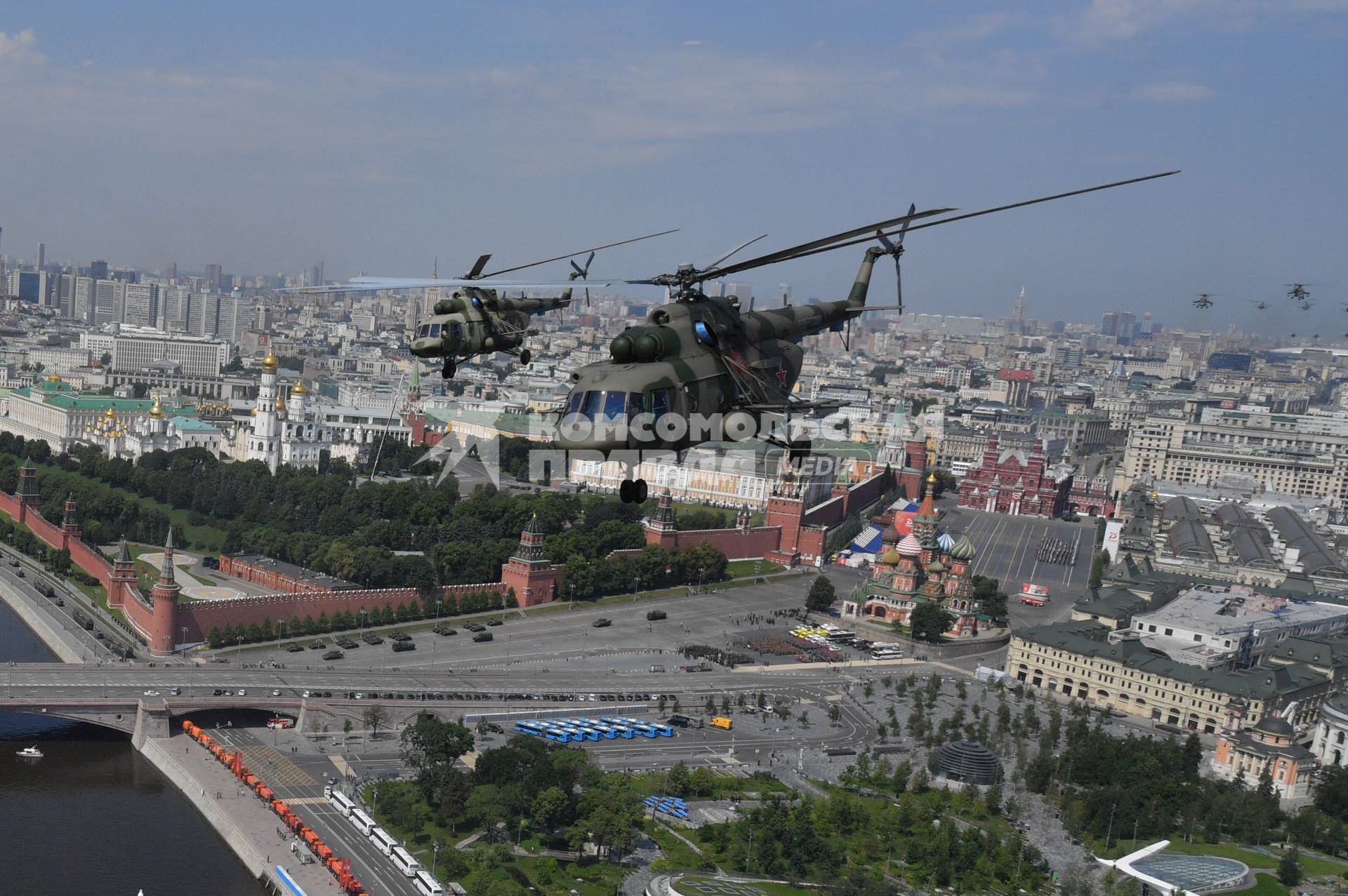 Москва. Вертолеты Ми-8 во время генеральной репетиции парада, посвященного 75-й годовщине Победы в Великой Отечественной войне.