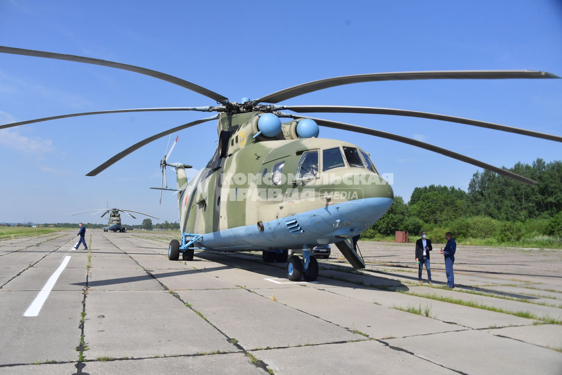 Московская область. Вертолет Ми-26  перед генеральной репетицией парада, посвященного 75-й годовщине Победы в Великой Отечественной войне.