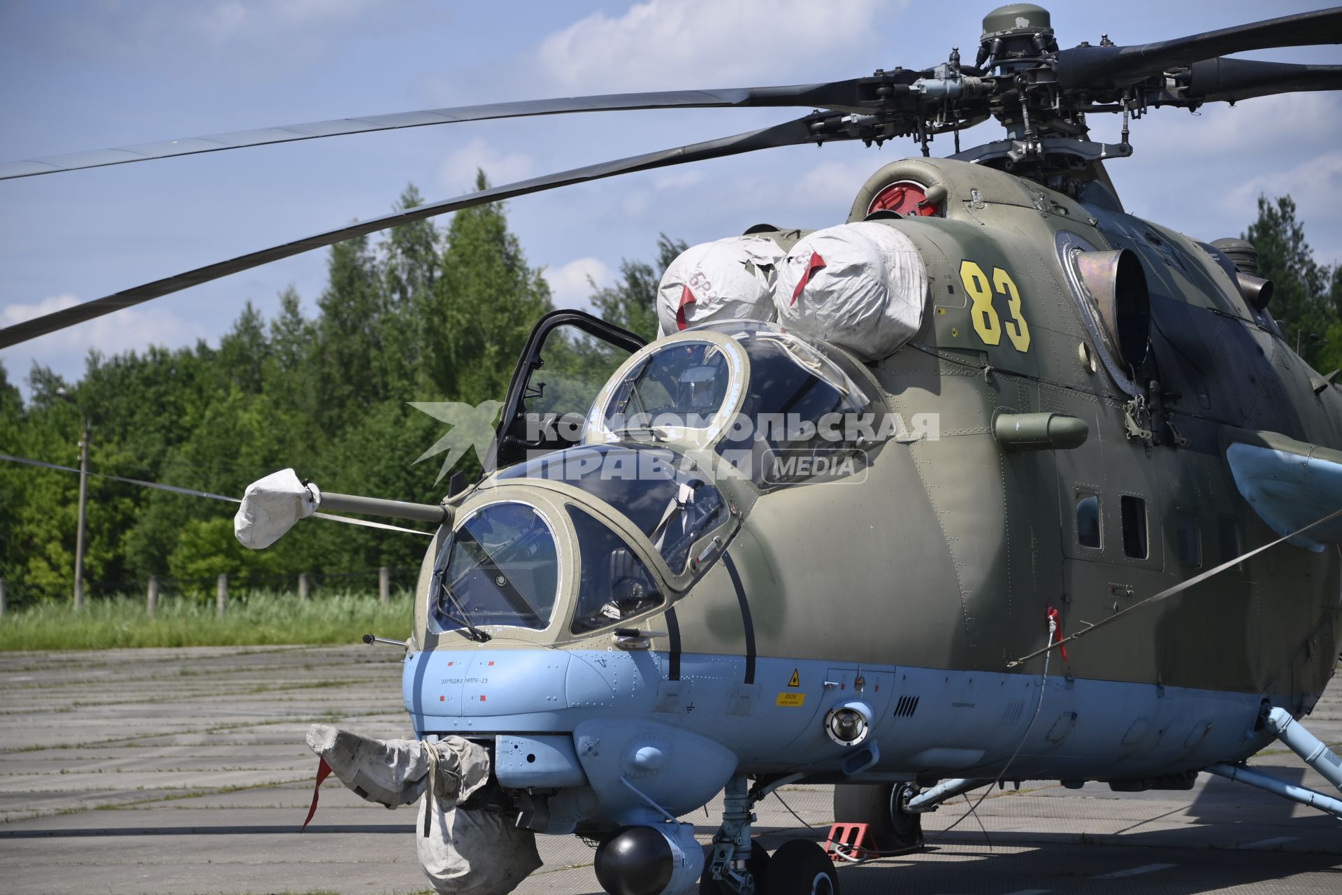 Московская область.  Транспортно-боевой вертолет Ми-35М  перед генеральной репетицией парада, посвященного 75-й годовщине Победы в Великой Отечественной войне.