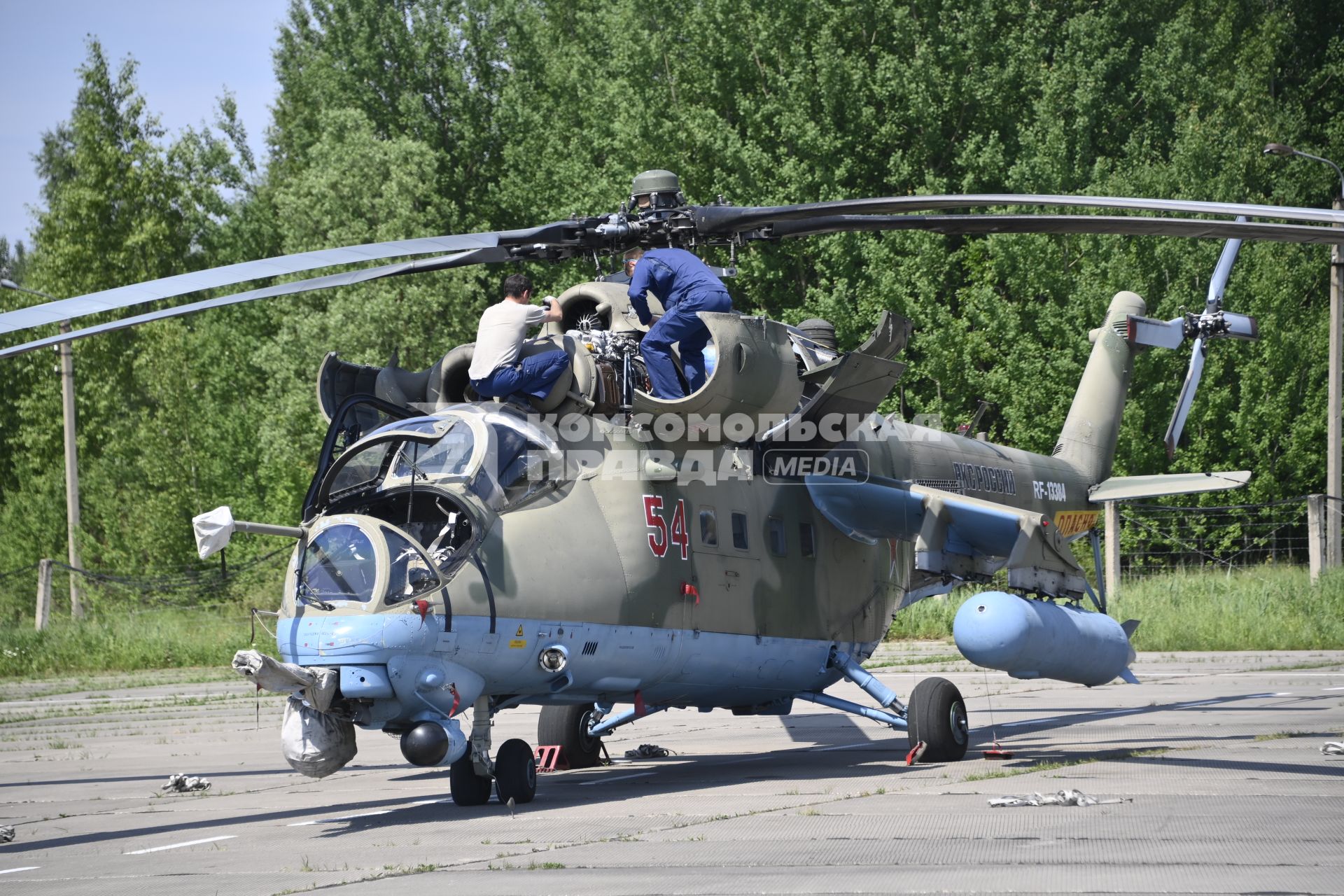 Московская область.  Транспортно-боевой вертолет Ми-35М  перед генеральной репетицией парада, посвященного 75-й годовщине Победы в Великой Отечественной войне.