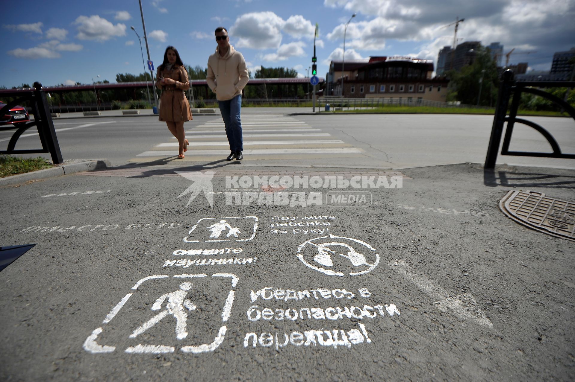 Екатеринбург. Предупреждающие надписи призывающие к внимательному поведению у пешеходного перехода в рамках акции \'ПДД на асфальте\'