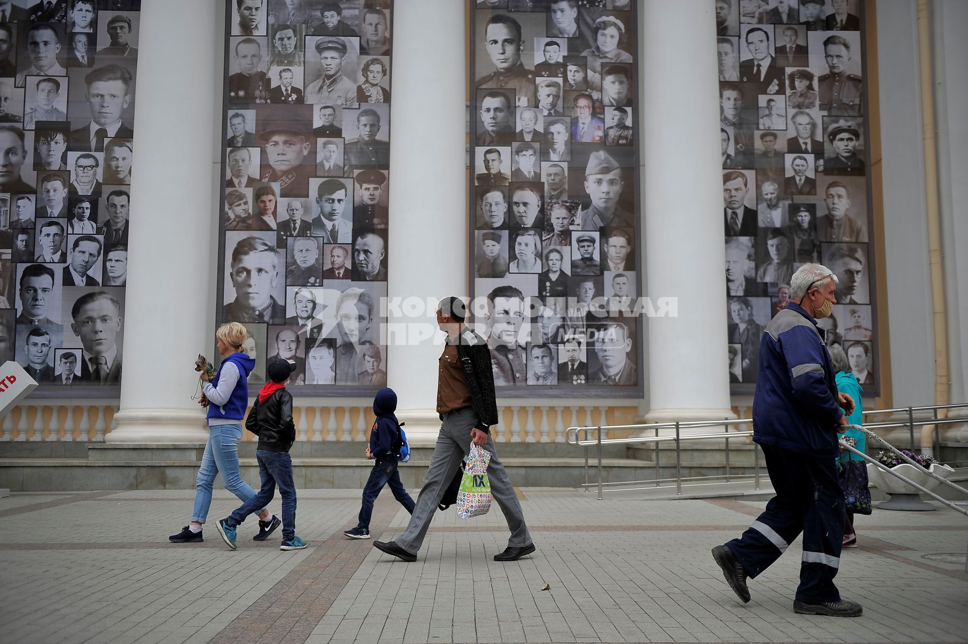 Екатеринбург. Екатеринбургский железнодорожный вокзал, фасад которого завешан полотнами с портретами ветеранов, участников ВОВ в рамках акции \'Вокзал памяти\'