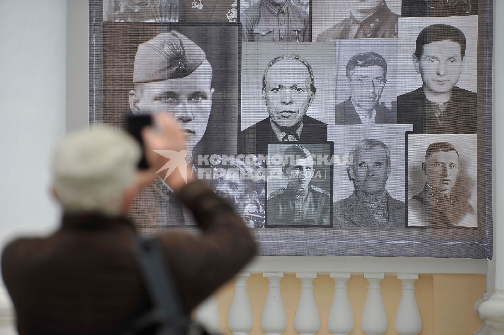 Екатеринбург. Екатеринбургский железнодорожный вокзал, фасад которого завешан полотнами с портретами ветеранов, участников ВОВ в рамках акции \'Вокзал памяти\'